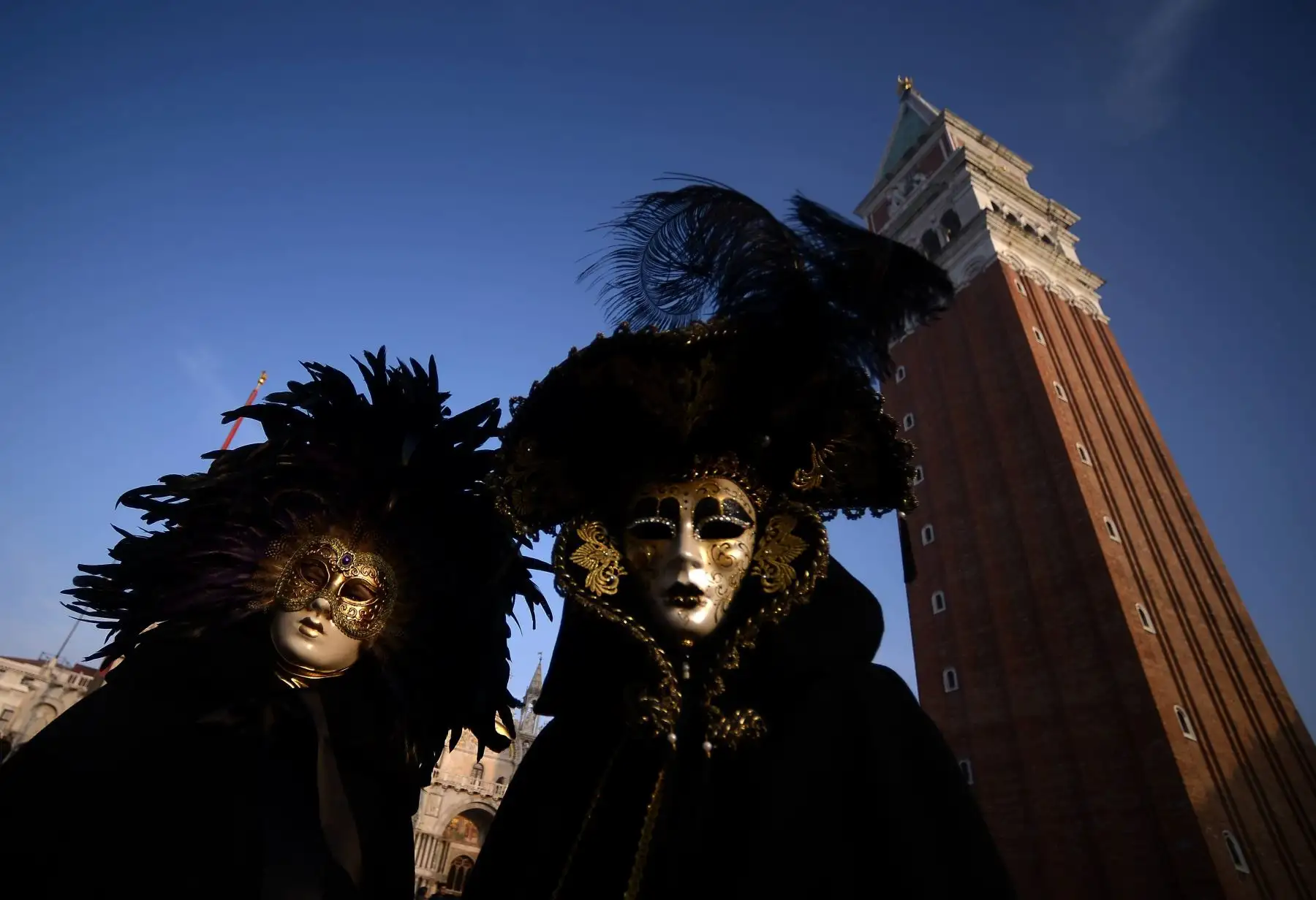 Enmascarados visten trajes tradicionales durante el Carnaval de Venecia.Foto: AFP