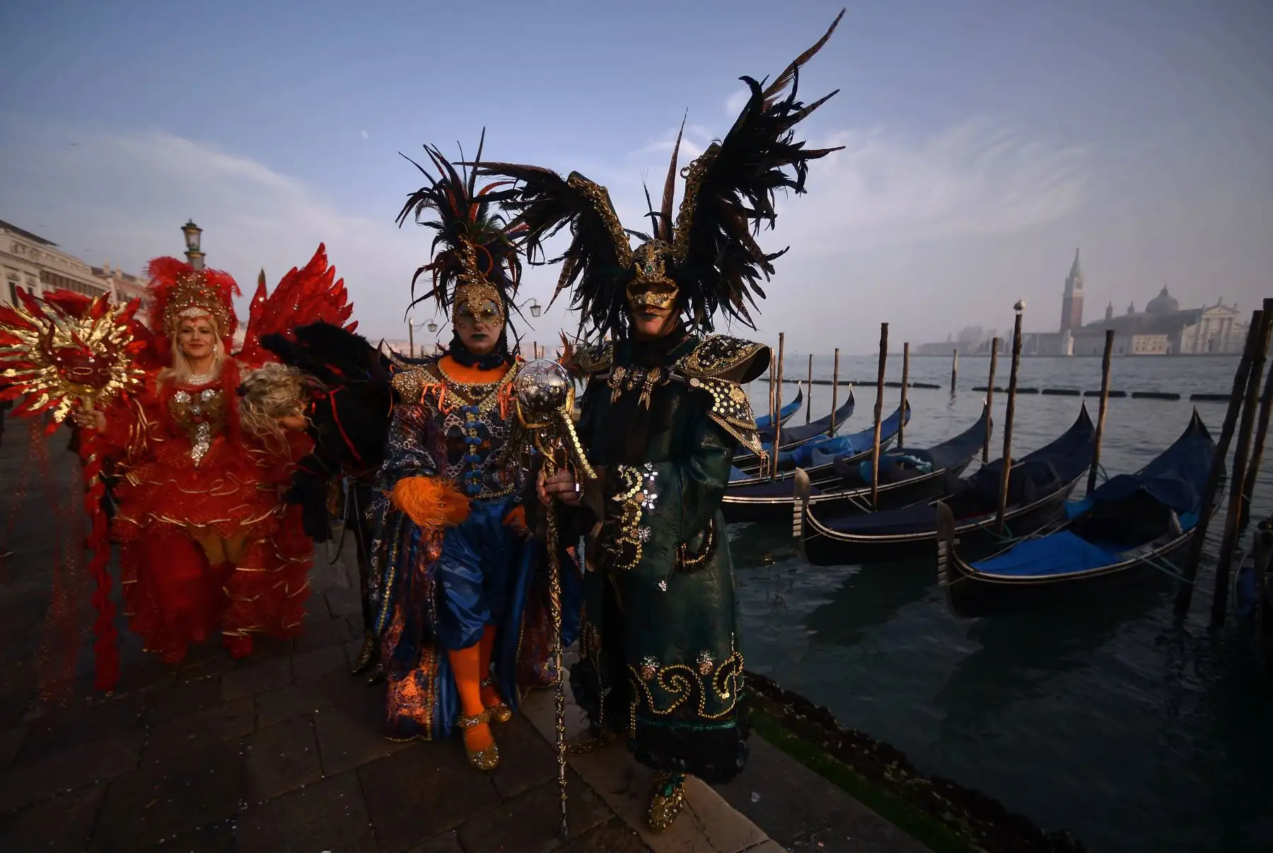 Enmascarados visten trajes tradicionales durante el Carnaval de Venecia.Foto: AFP
