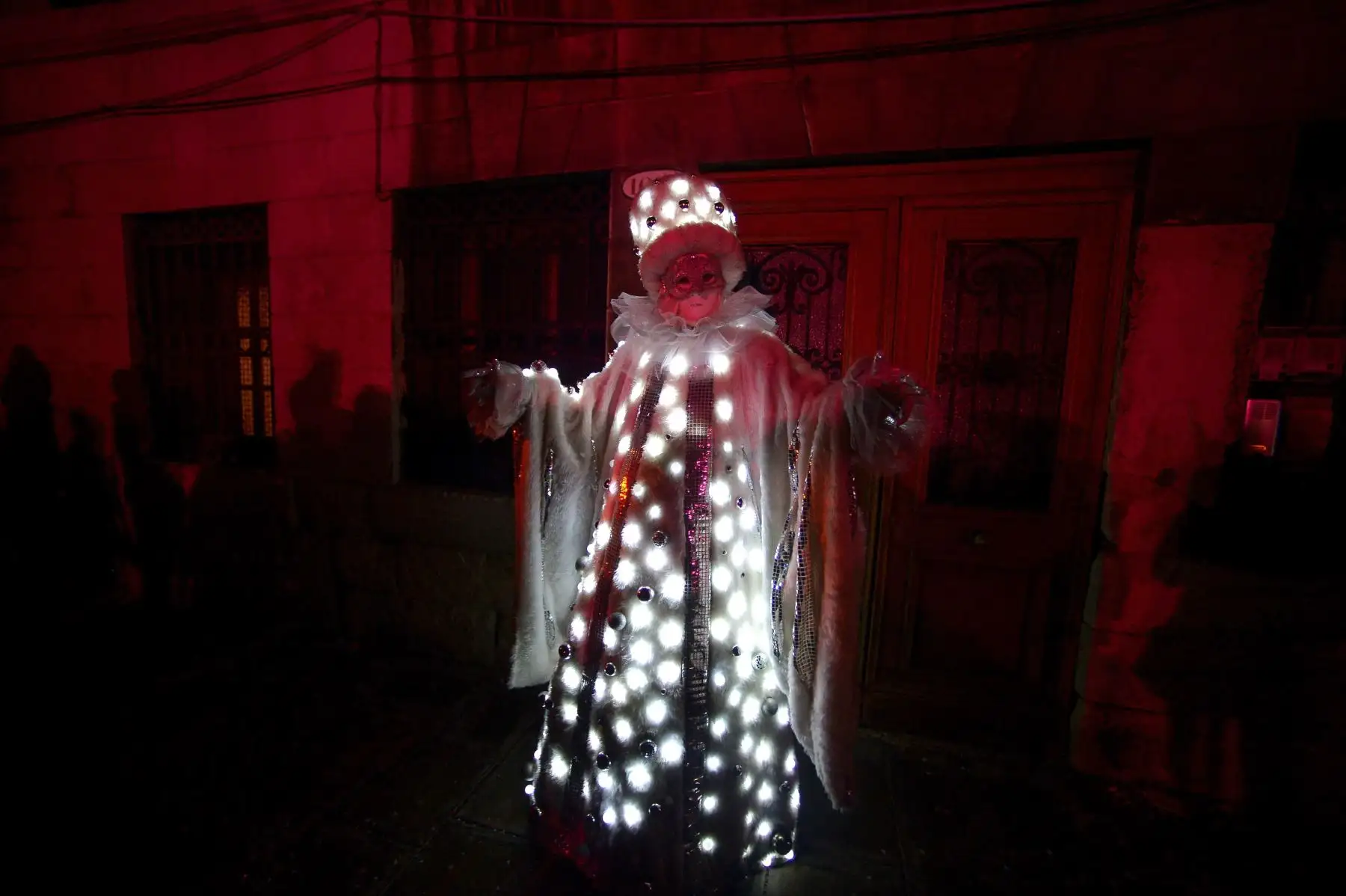 Enmascarados visten trajes tradicionales durante el Carnaval de Venecia.Foto: AFP