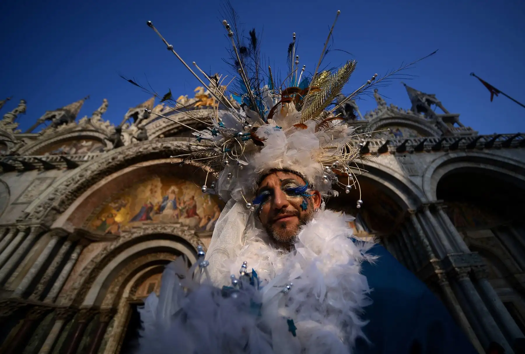 Enmascarados visten trajes tradicionales durante el Carnaval de Venecia.Foto: AFP