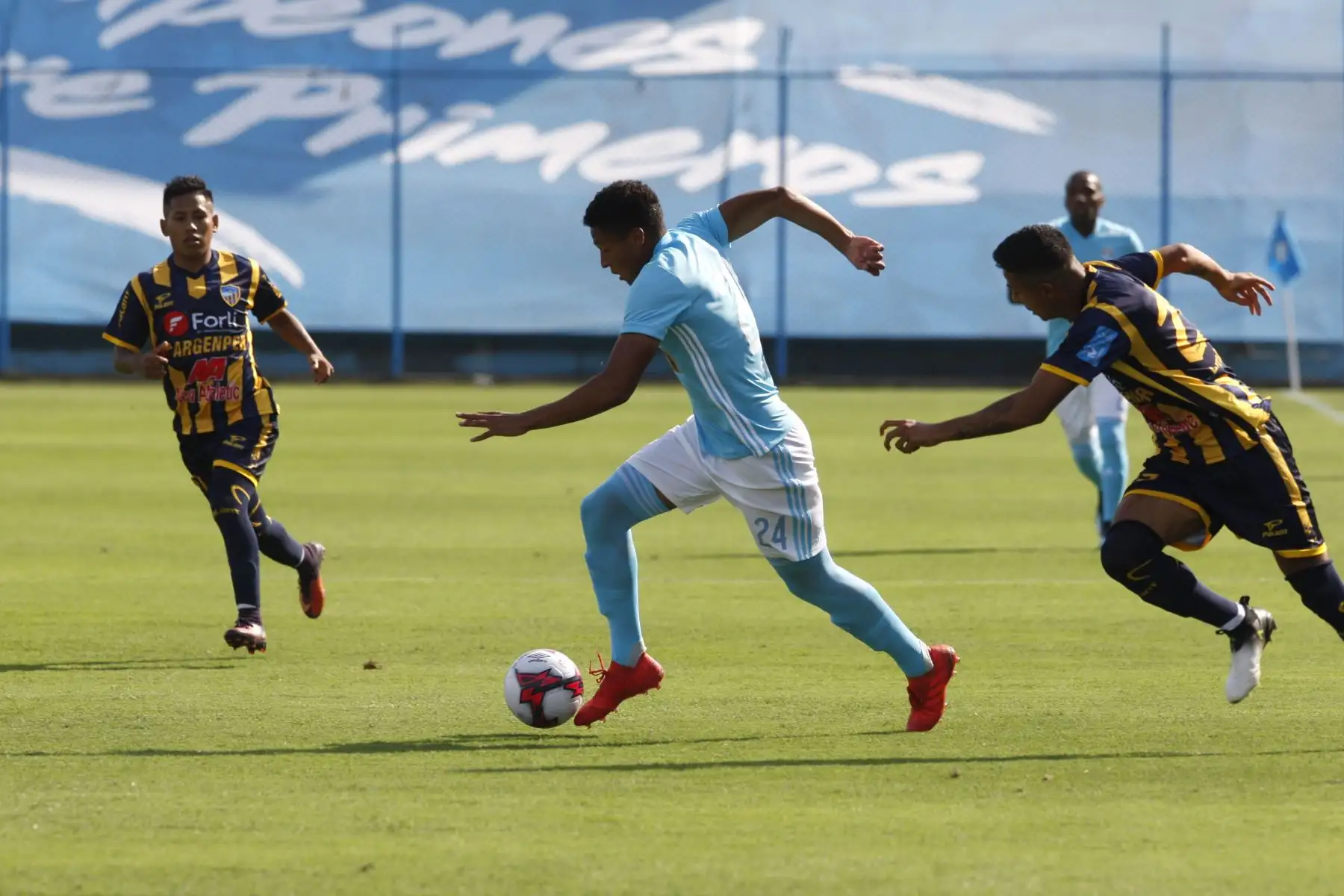 LIMA- PERÚ- FEBRERO 11. Sporting Cristal goleó 4-1 a Sport Rosario por el Torneo de Verano. Foto: ANDINA/Eddy Ramos.