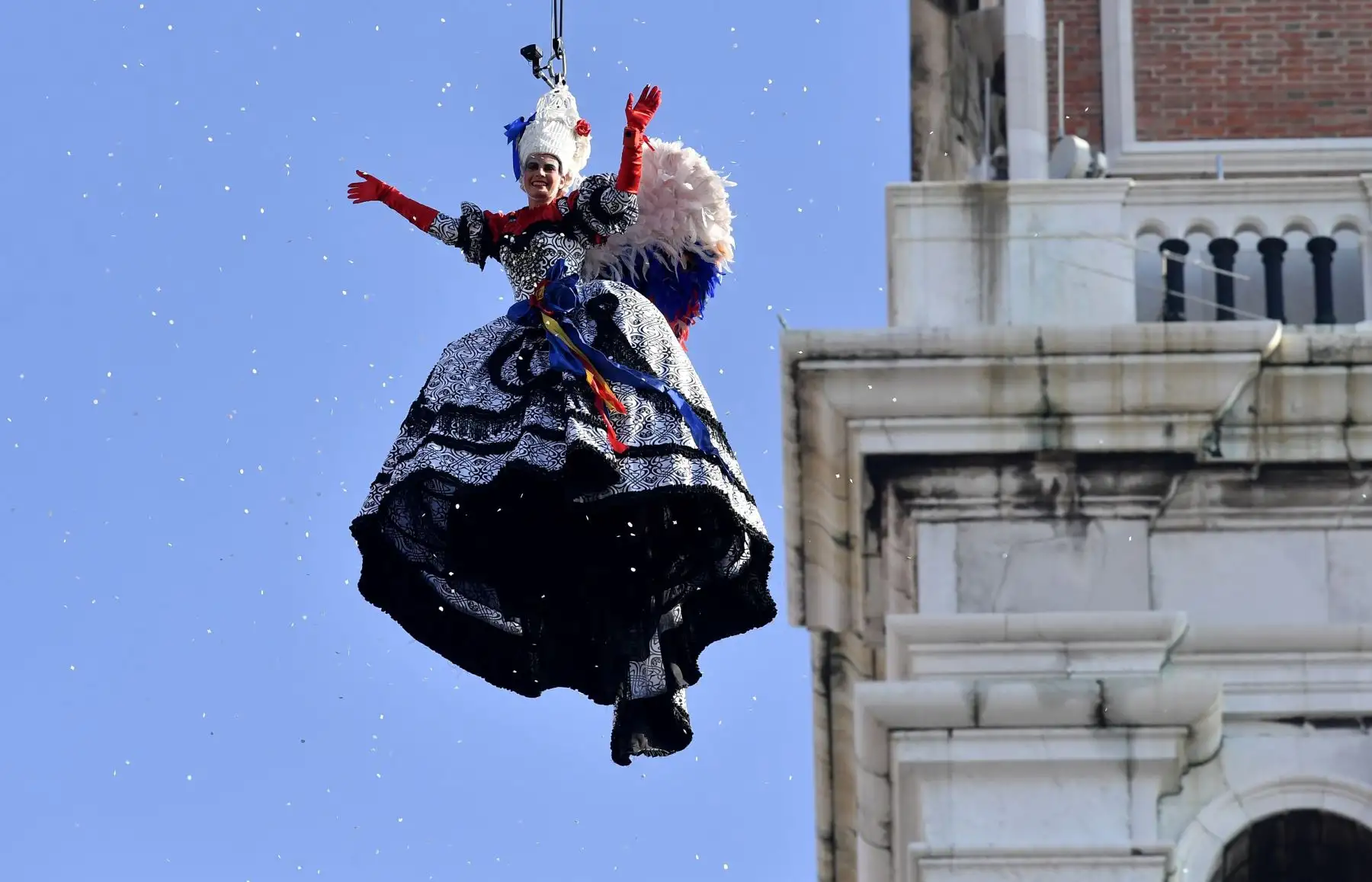 Enmascarados visten trajes tradicionales durante el Carnaval de Venecia.Foto: AFP