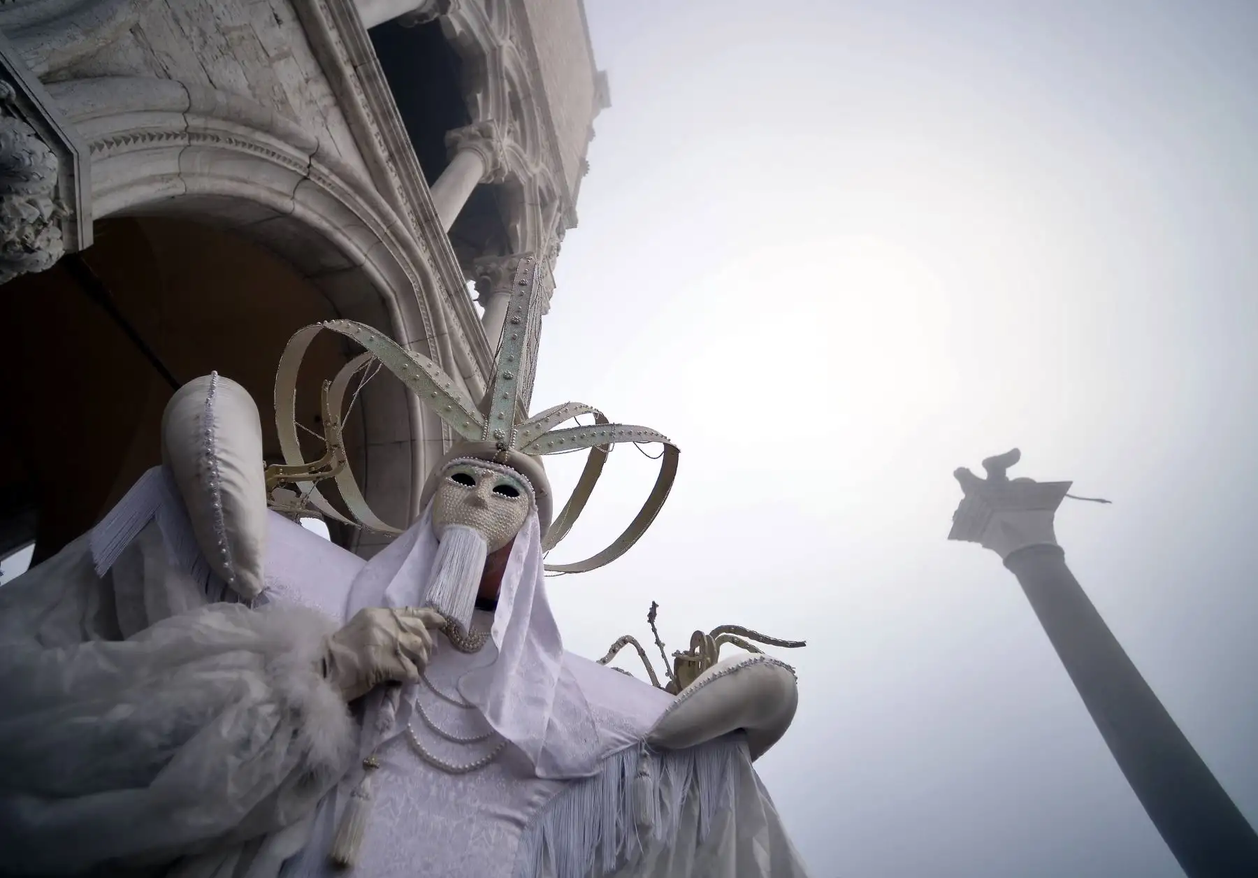 Enmascarados visten trajes tradicionales durante el Carnaval de Venecia.Foto: AFP