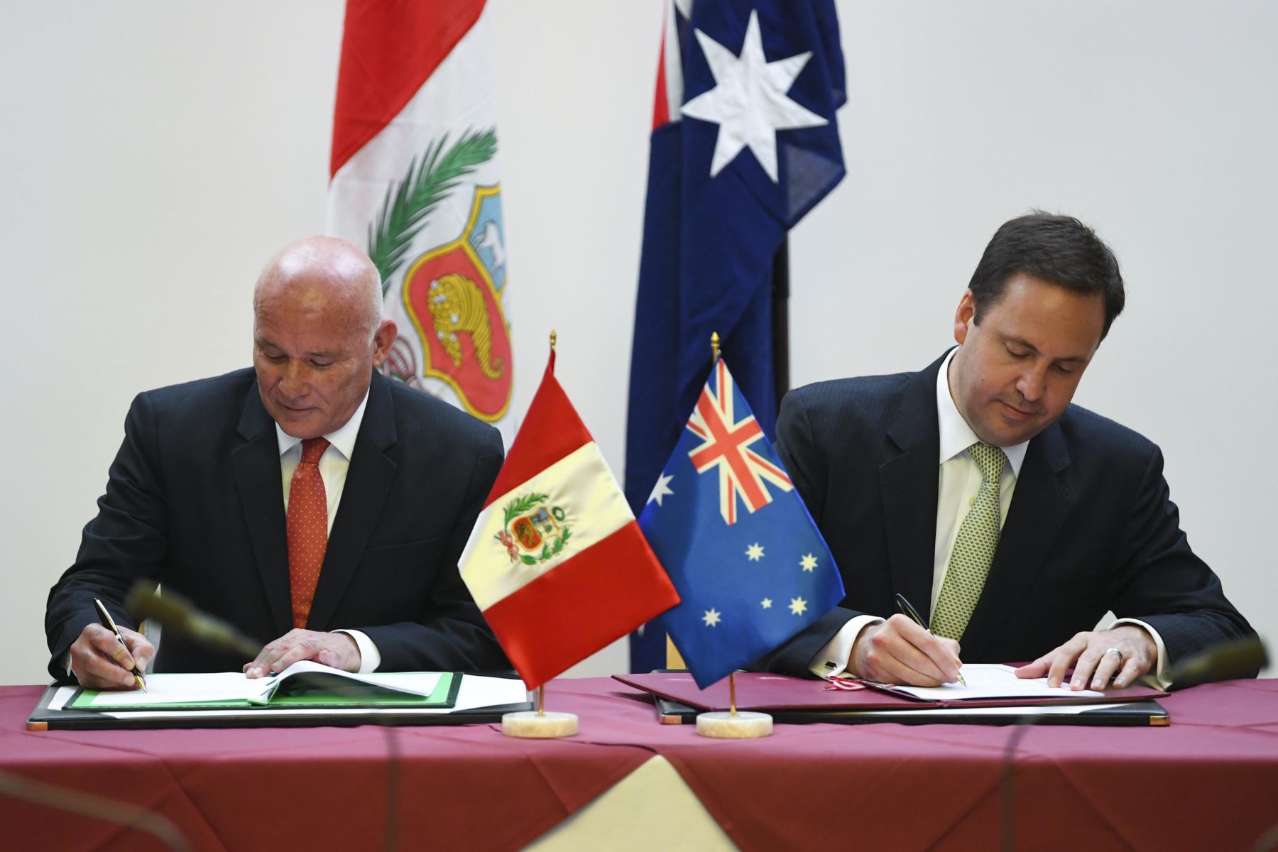 El ministro de Comercio Exterior de Perú, Eduardo Ferreyros y su colega australiano , Steve Ciobo, y su colega peruano, Eduardo Ferreyros, firmaron en Canberra un Tratado de Libre Comercio. Foto: EFE