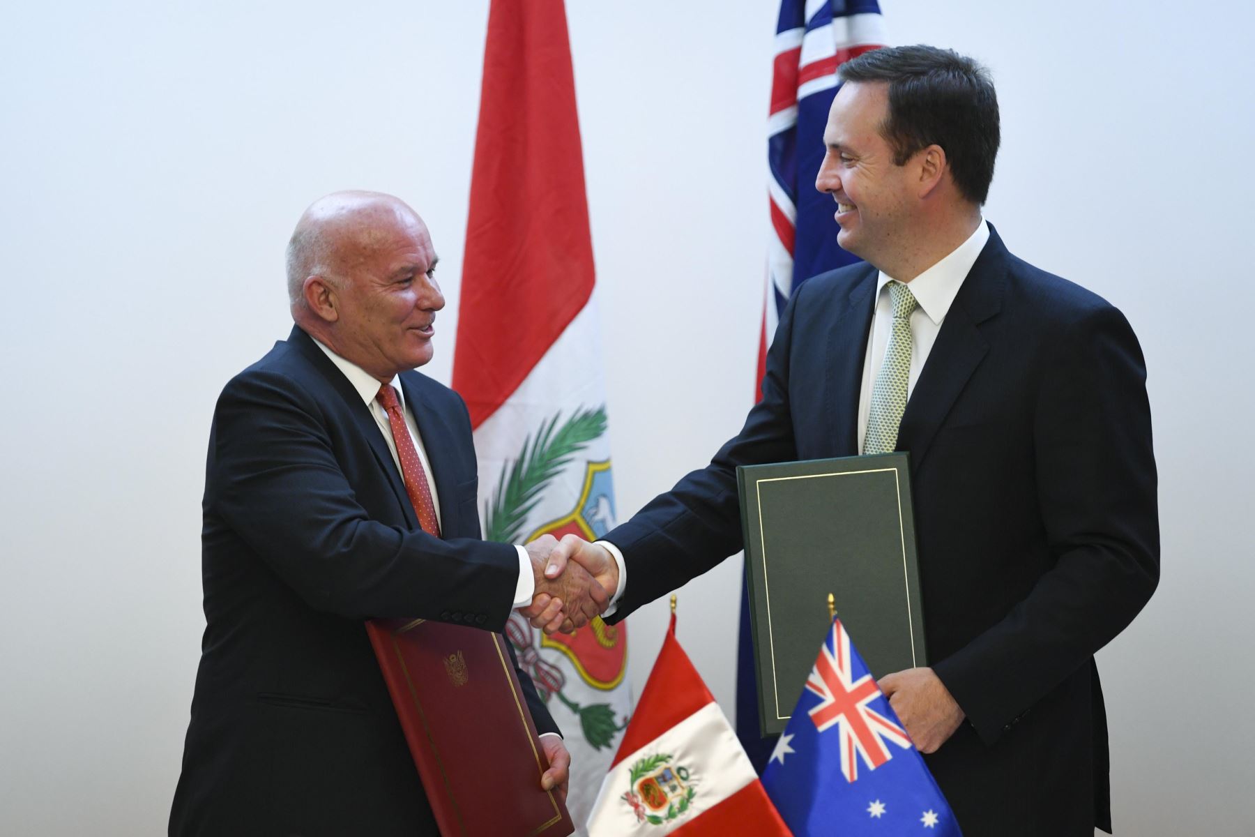 El ministro australiano de Comercio, Steve Ciobo, y su colega peruano, Eduardo Ferreyros, firmaron en Canberra un tratado de libre comercio. Foto: EFE