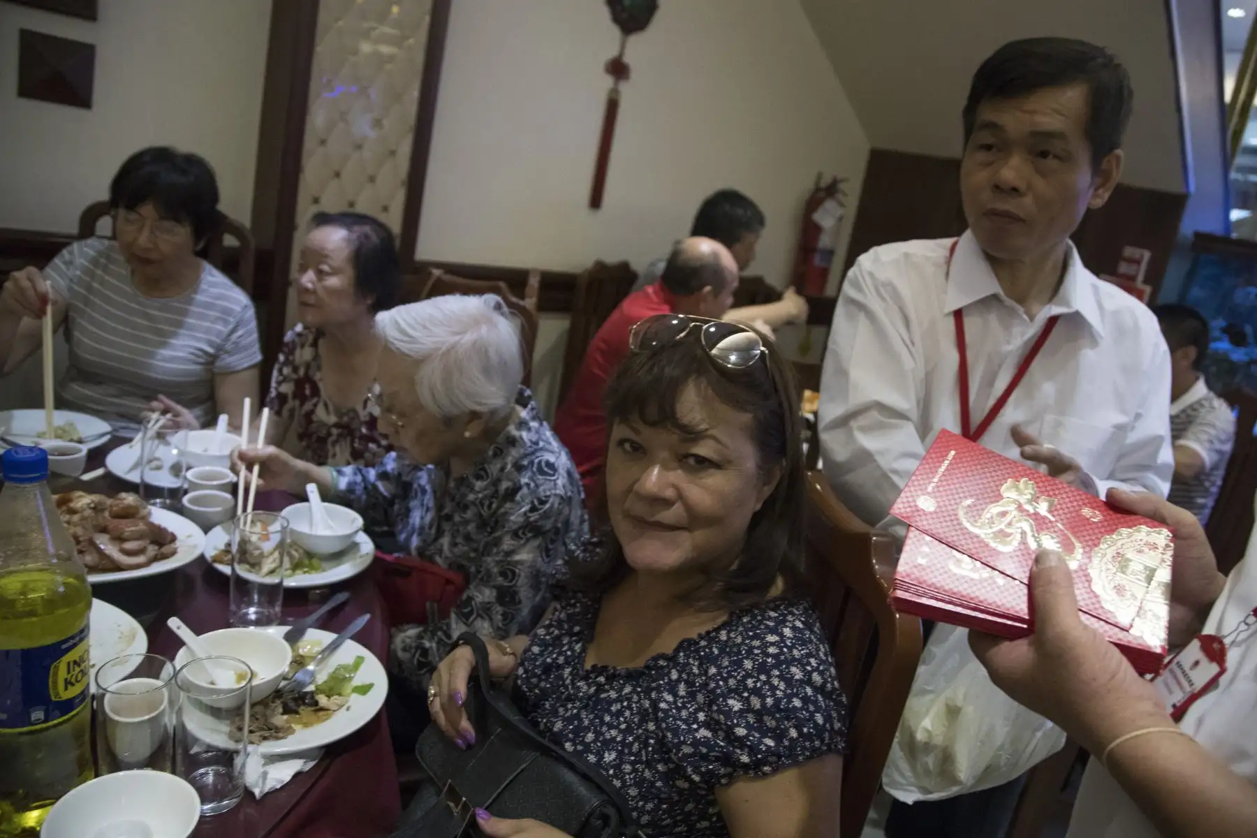 Los tradicionales sobres rojos o Hong Bao con dinero se entregaron a los adultos mayores.Foto: ANDINA/Carlos Lezama