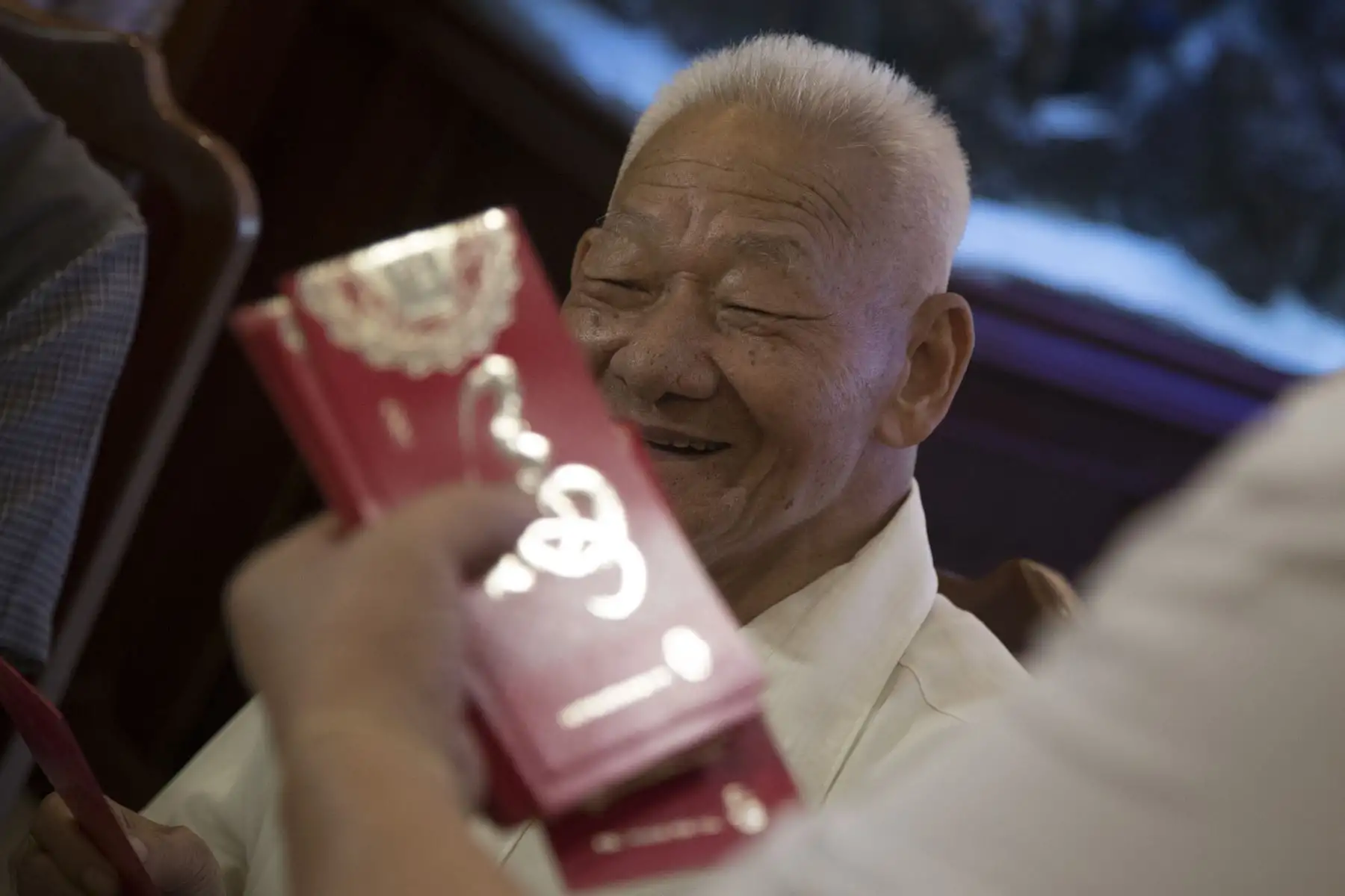 Los tradicionales sobres rojos o Hong Bao con dinero se entregaron a los adultos mayores.Foto: ANDINA/Carlos Lezama