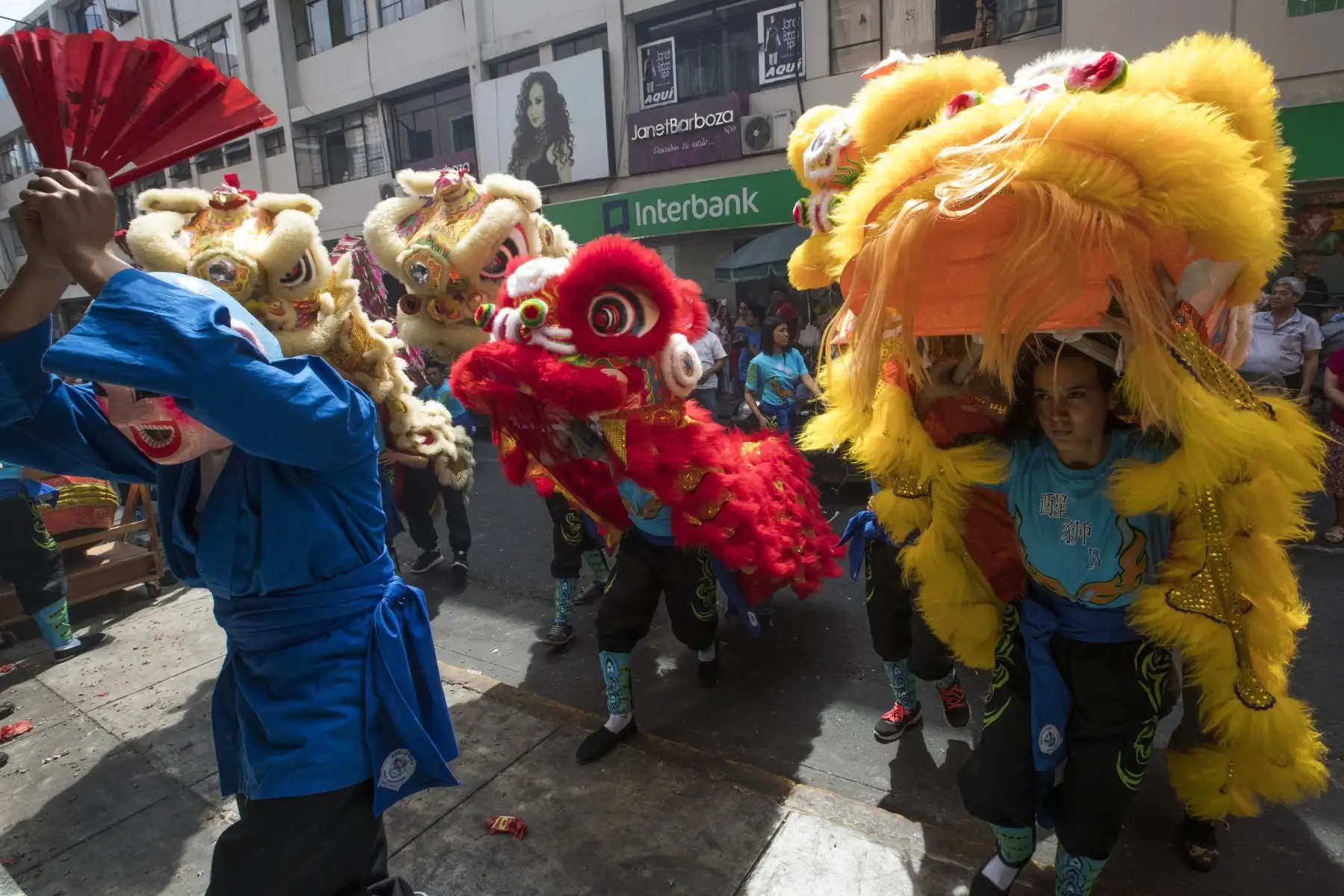 Tradicional comparsa del Dragón y Leones en jirón Paruro Foto: ANDINA/Carlos Lezama