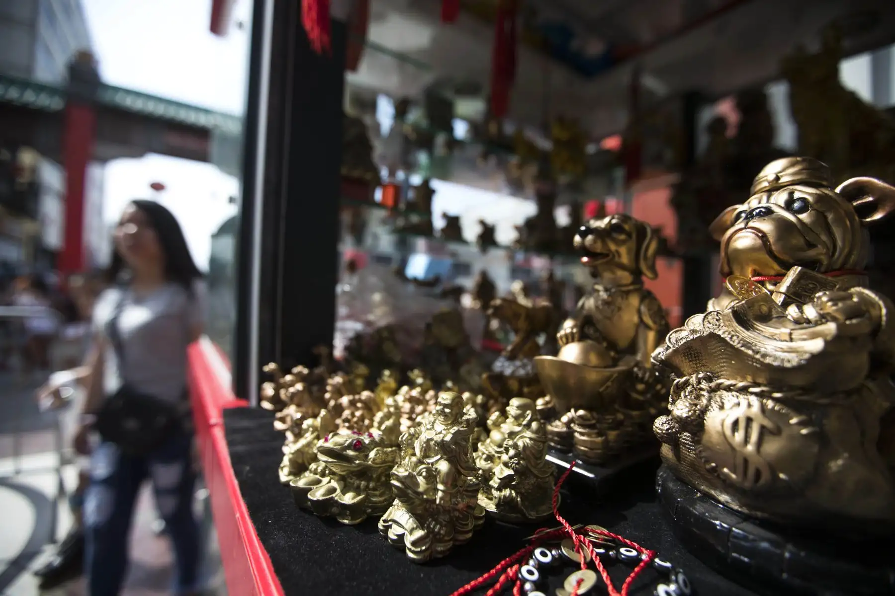 Estatuillas del “Año del Perro” se exhiben en la Calle Capón. Foto: ANDINA/Carlos Lezama