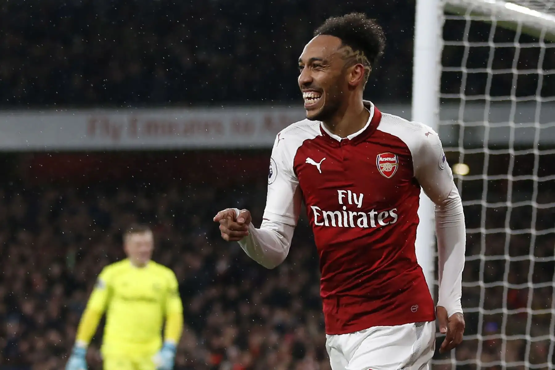 El quinto más caro fichje en Europa fue el de Emerick Aubameyang, del Borussi Dortmund al Arsenal por 64 millones (US$ 79 millones).