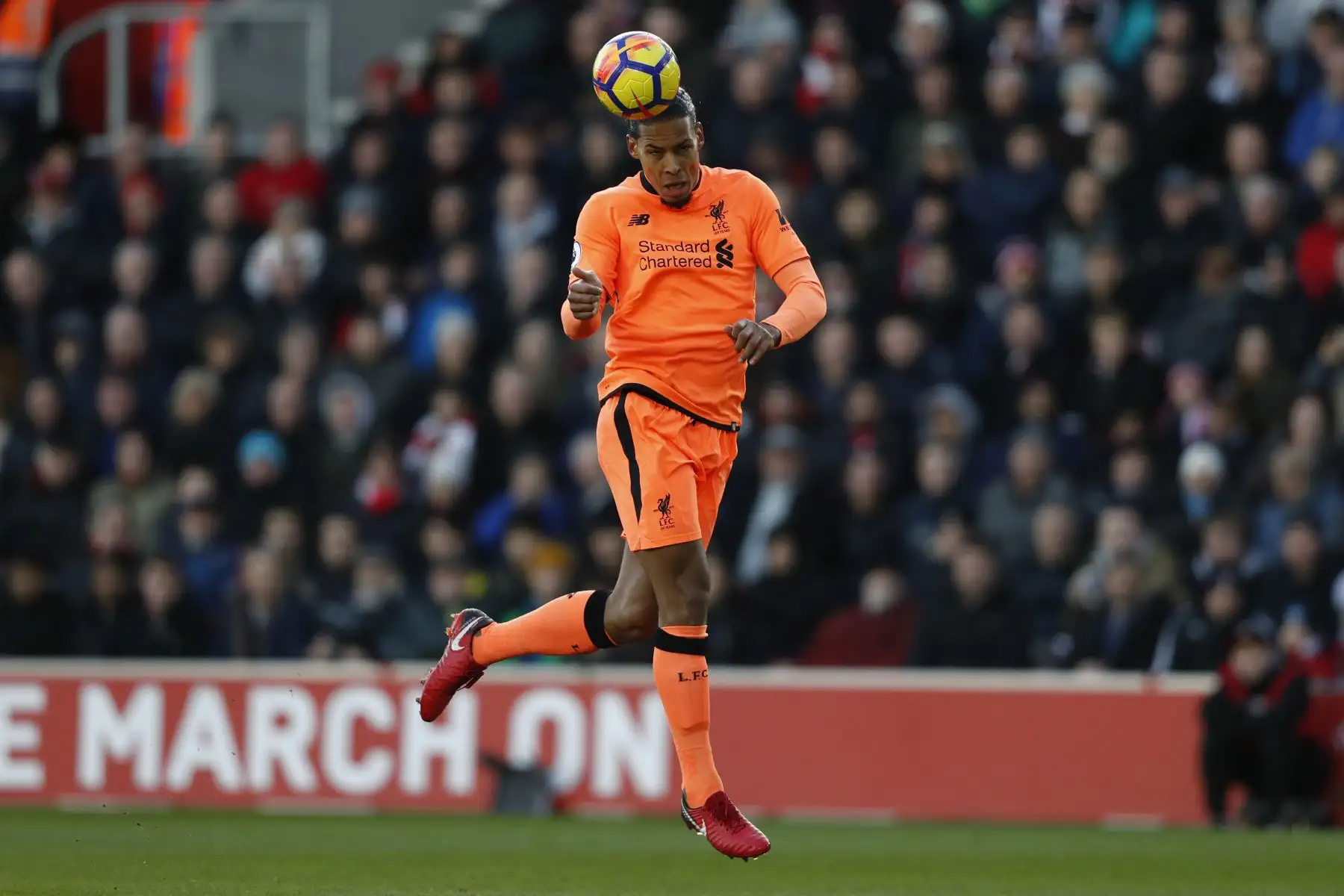 El segundo más caro traspaso fue el de Virgil Van Dijk, del Southampton al Liverpool por 79 millones (US$ 97 millones