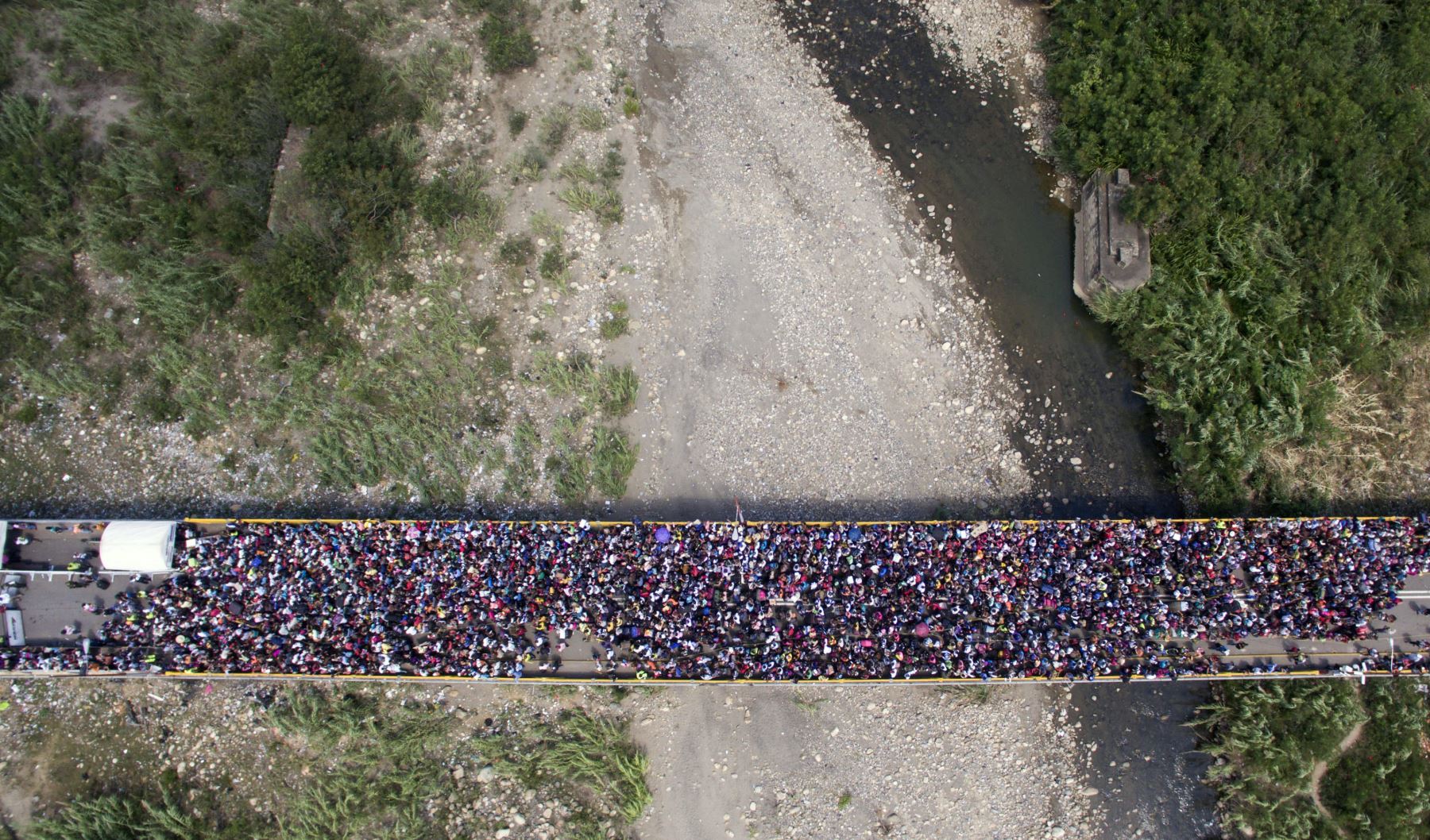 En la vista, miles de venezolanos cruzan la frontera con Colombia en busca de refugio por la crisis en su país. EFE