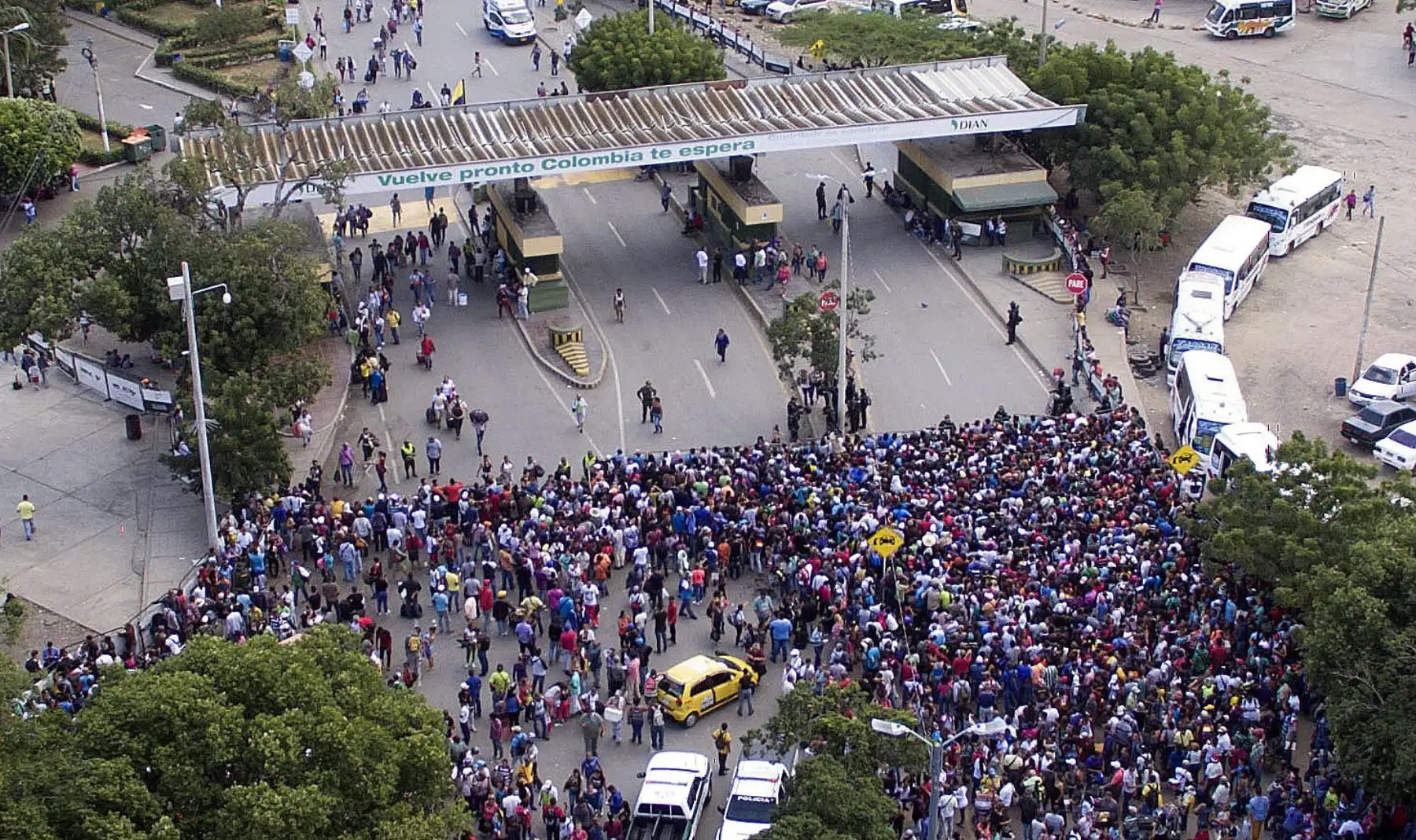 Vista aérea del Puente Internacional Simón Bolívar mientras miles de venezolanos cruzan hacia Cúcuta Colombia. Foto: EFE