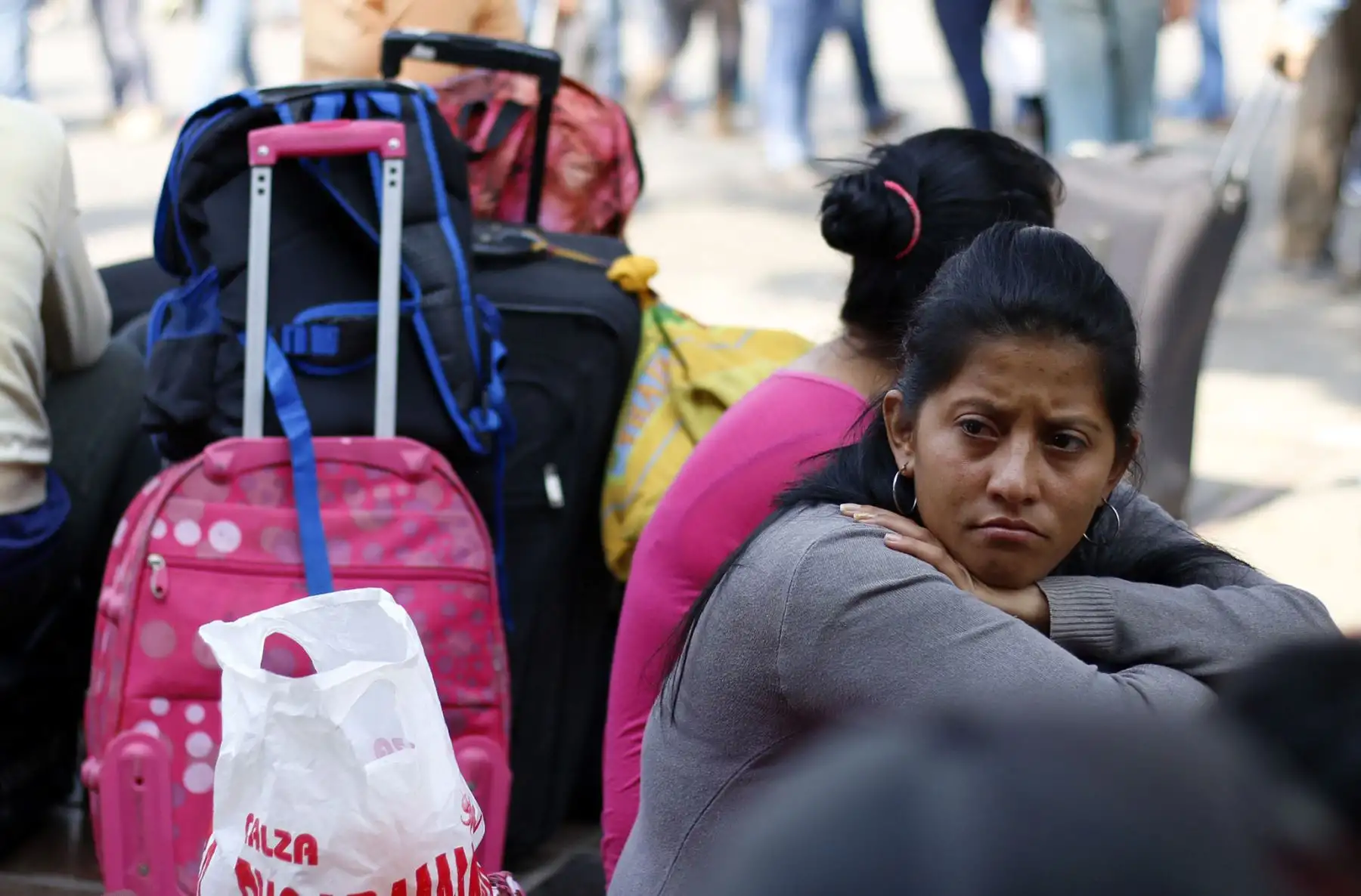 Venezolanos esperan ingresar a Colombia por el puente internacional Simón Bolívar. Foto: EFE