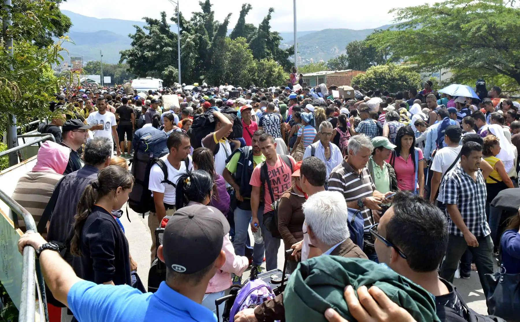 Venezolanos esperan ingresar a Colombia por el puente internacional Simón Bolívar. Foto:EFE