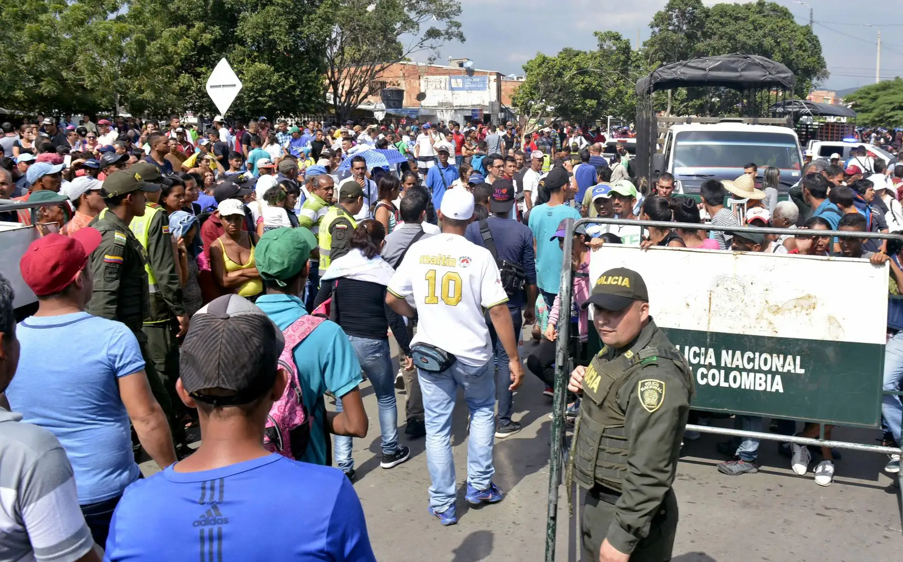 Venezolanos esperan ingresar a Colombia por el puente internacional Simón Bolívar. Foto:EFE