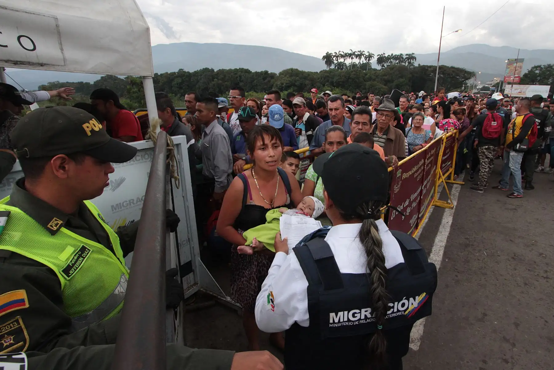 Venezolanos esperan ingresar a Colombia por el puente internacional Simón Bolívar. Foto: AFP