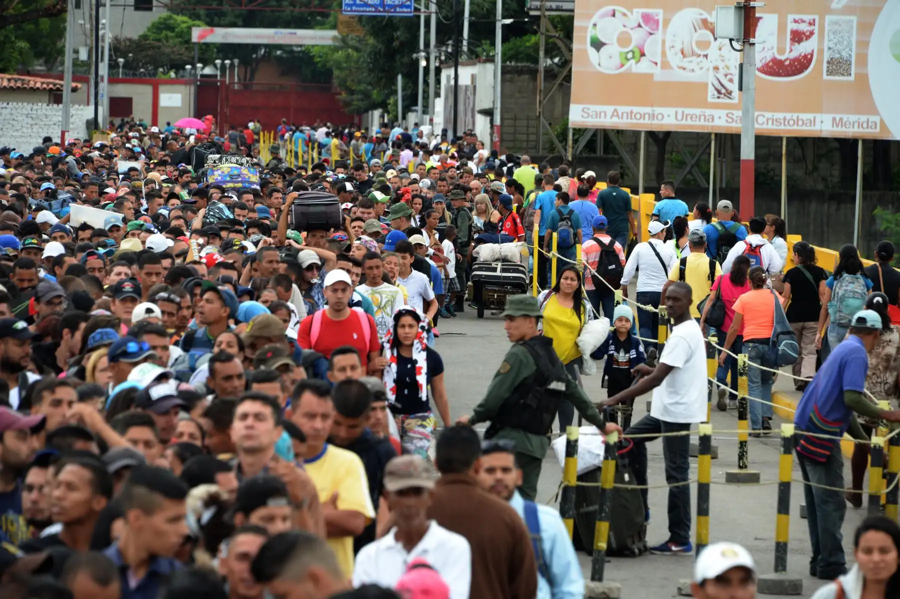 Venezolanos esperan ingresar a Colombia por el puente internacional Simón Bolívar. Foto: AFP