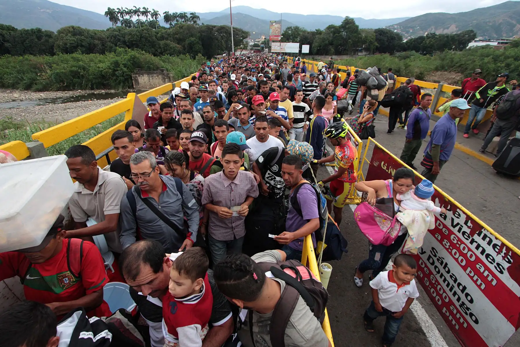 Venezolanos esperan ingresar a Colombia por el puente internacional Simón Bolívar. Foto: AFP