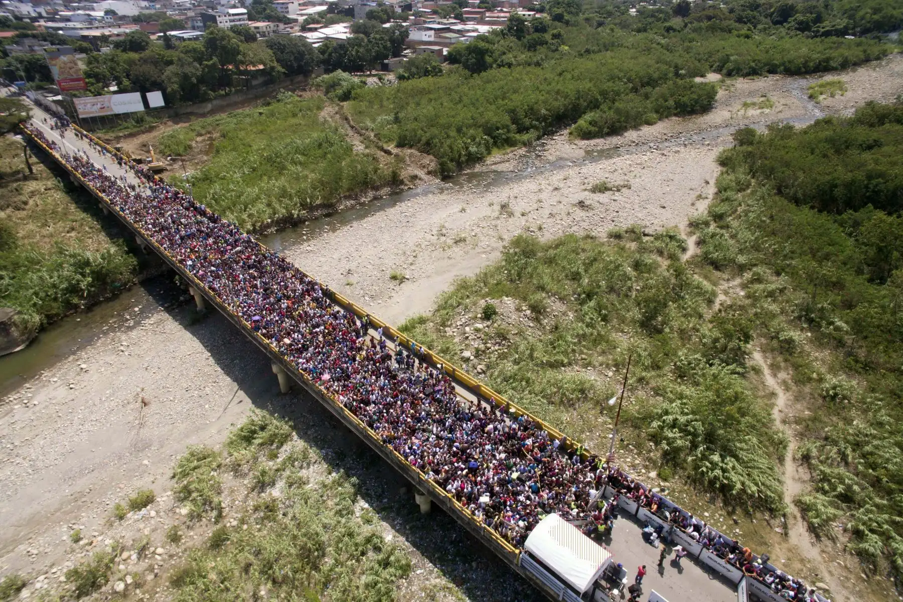 Vista aérea del Puente Internacional Simón Bolívar mientras miles de venezolanos cruzan hacia Cúcuta Colombia. Foto: EFE