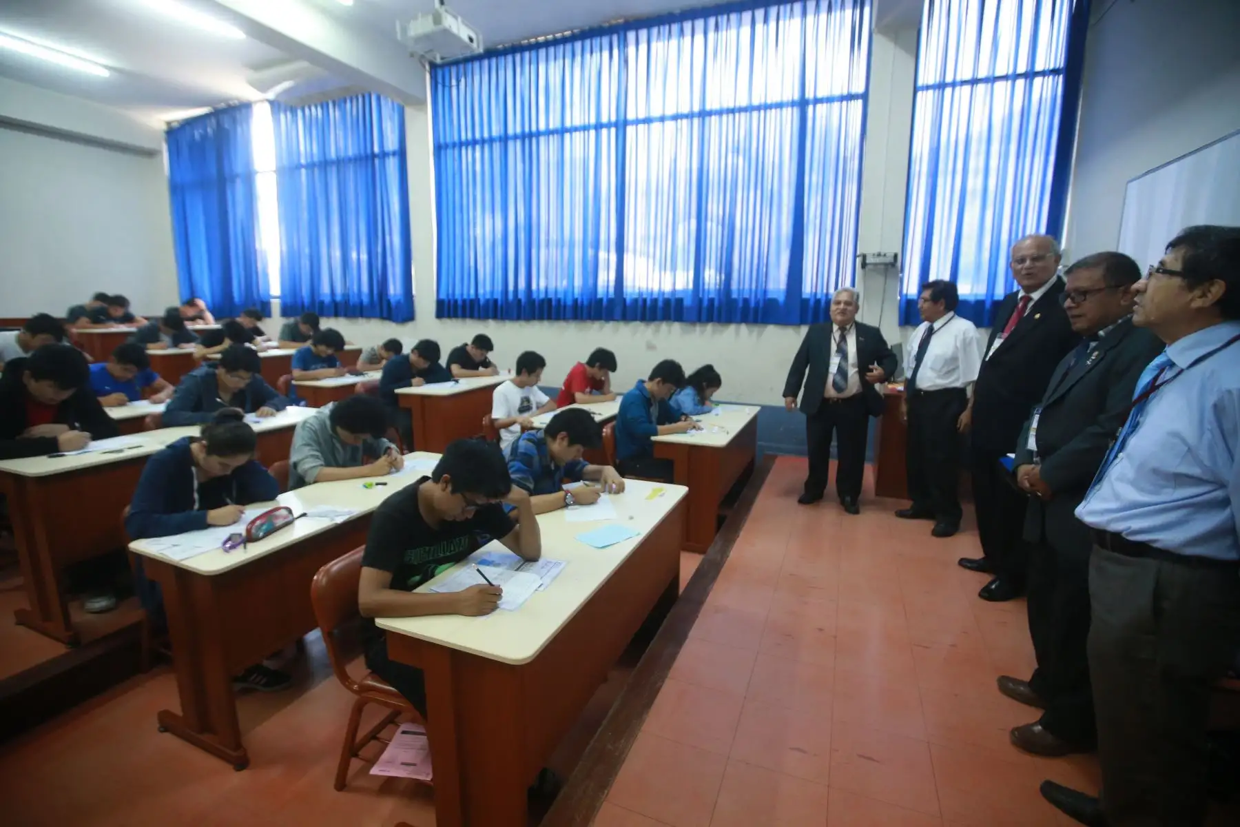 LIMA-PERÚ-FEBRERO-12.Jorge Álva, rector de la UNI supervisa a los 5,820 postulantes que rinden examen  de admisión en la modalidad ordinaria 2018. Foto: ANDINA/Jhony Laurente