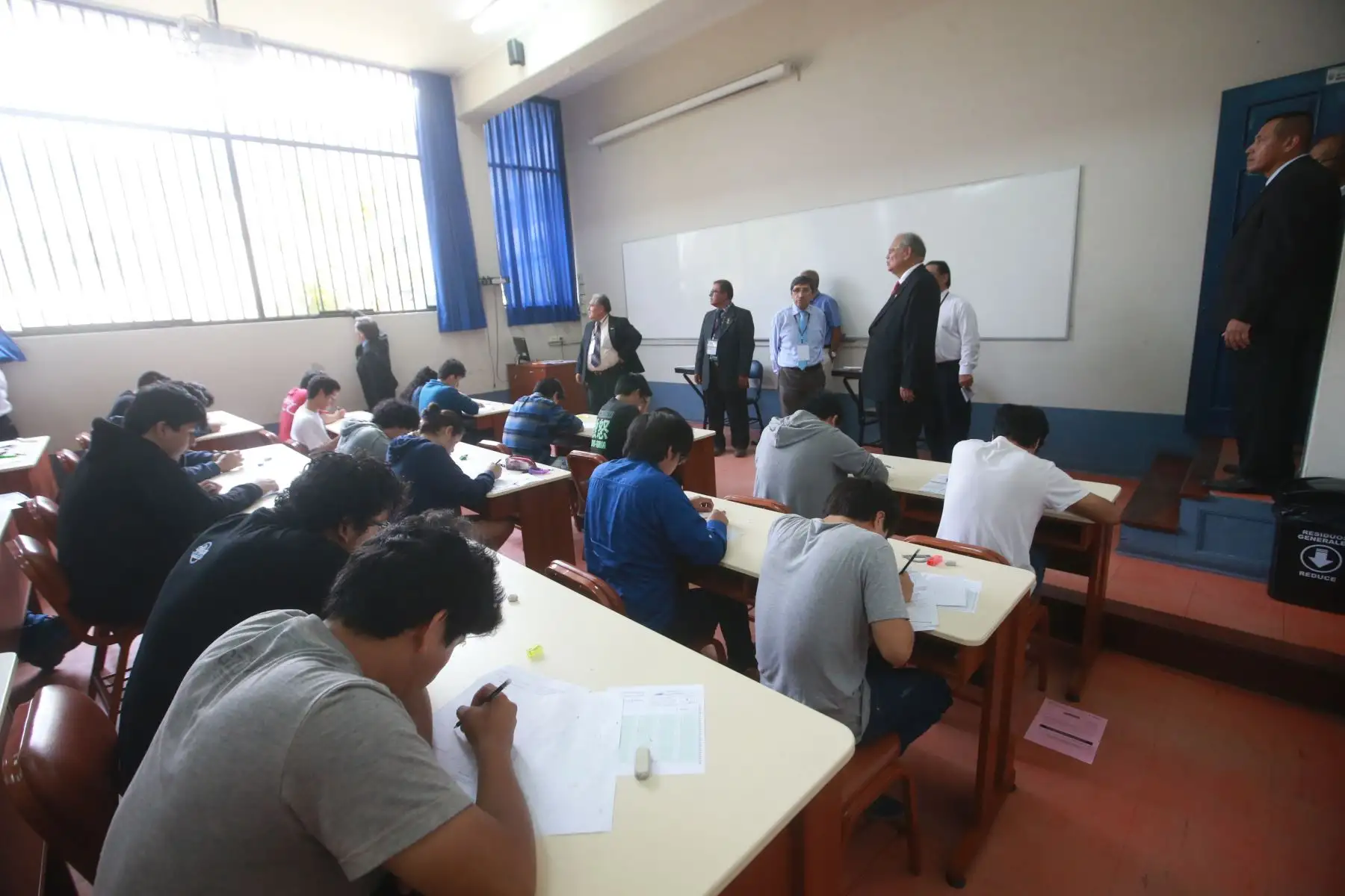 LIMA-PERÚ-FEBRERO-12.Jorge Álva, rector de la UNI supervisa a los 5,820 postulantes que rinden examen  de admisión en la modalidad ordinaria 2018. Foto: ANDINA/Jhony Laurente