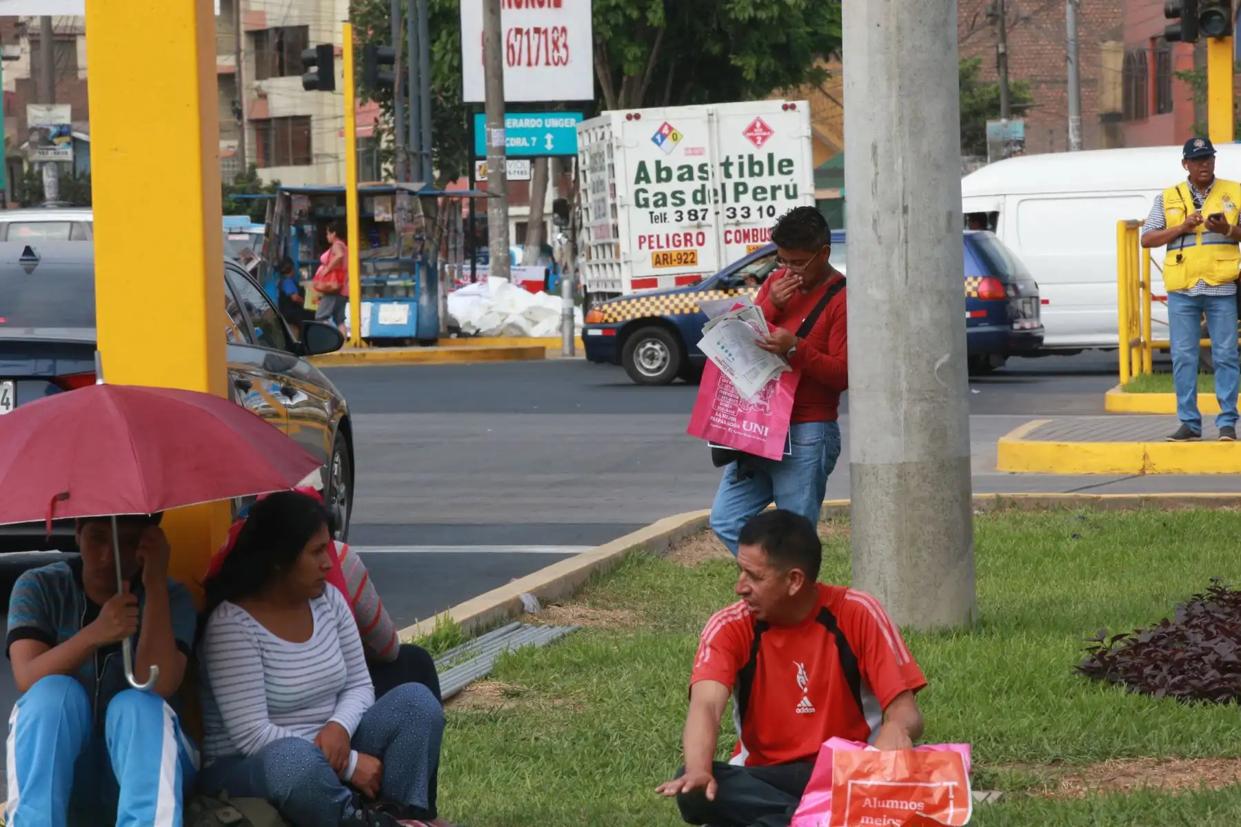 LIMA-PERÚ-FEBRERO-12.Padres y familiares de los 5,820 postulantes que rinden examen de admisión en la modalidad ordinaria, esperan a sus hijos en alrededores de la UNI. Foto: ANDINA/Jhony Laurente