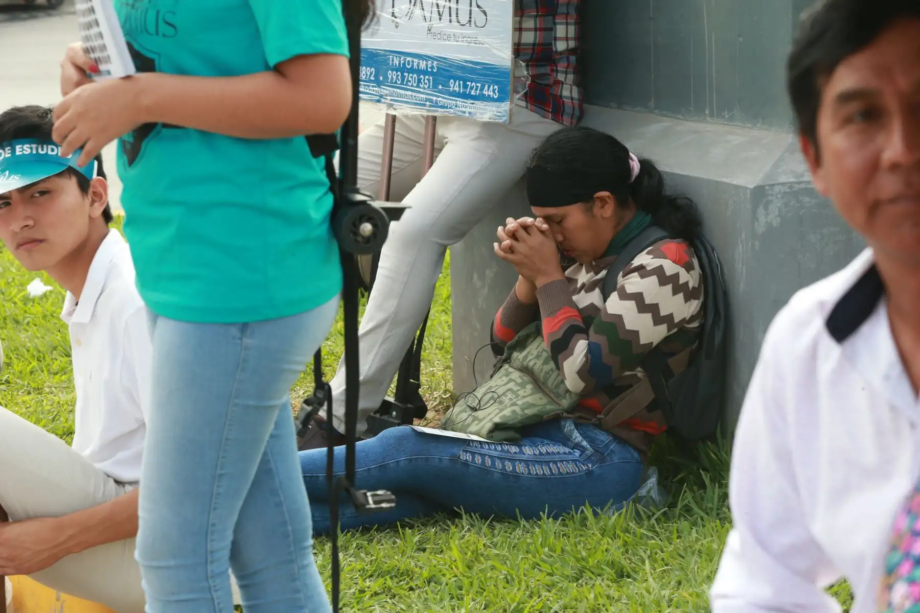 LIMA-PERÚ-FEBRERO-12.Padres y familiares de los 5,820 postulantes que rinden examen de admisión en la modalidad ordinaria, esperan a sus hijos en alrededores de la UNI. Foto: ANDINA/Jhony Laurente