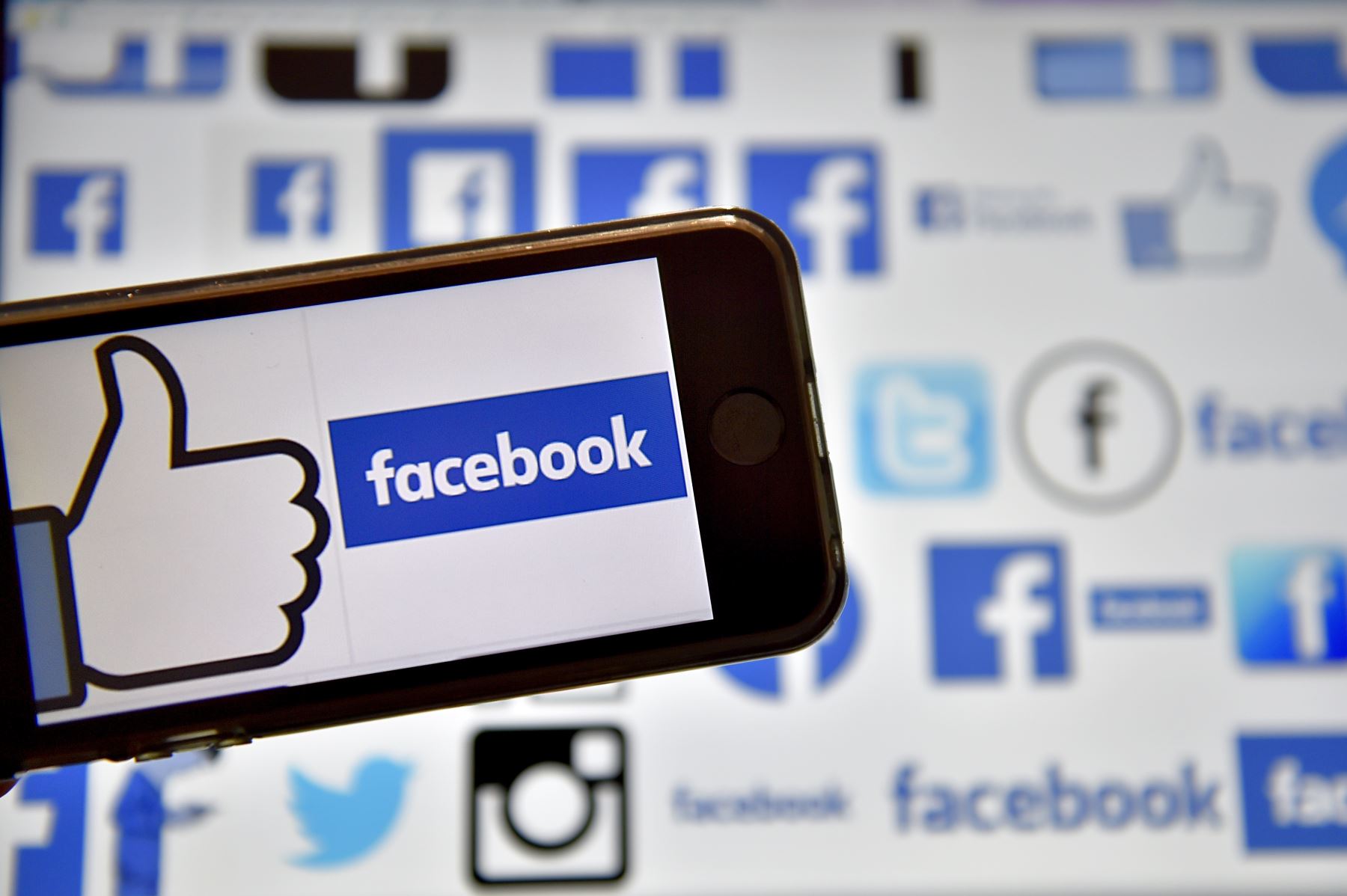 WhatsApp, Facebook e Instagram son cada vez más usadas para ventas en internet. Foto: AFP