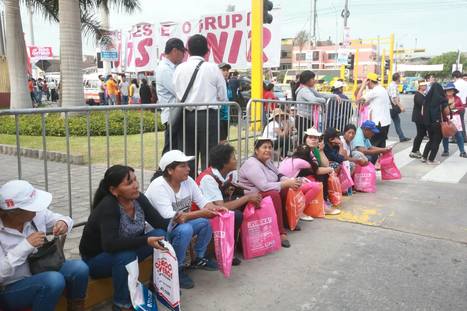 LIMA-PERÚ-FEBRERO-12.Padres y familiares de los 5,820 postulantes que rinden examen de admisión en la modalidad ordinaria, esperan a sus hijos en alrededores de la UNI. Foto: ANDINA/Jhony Laurente