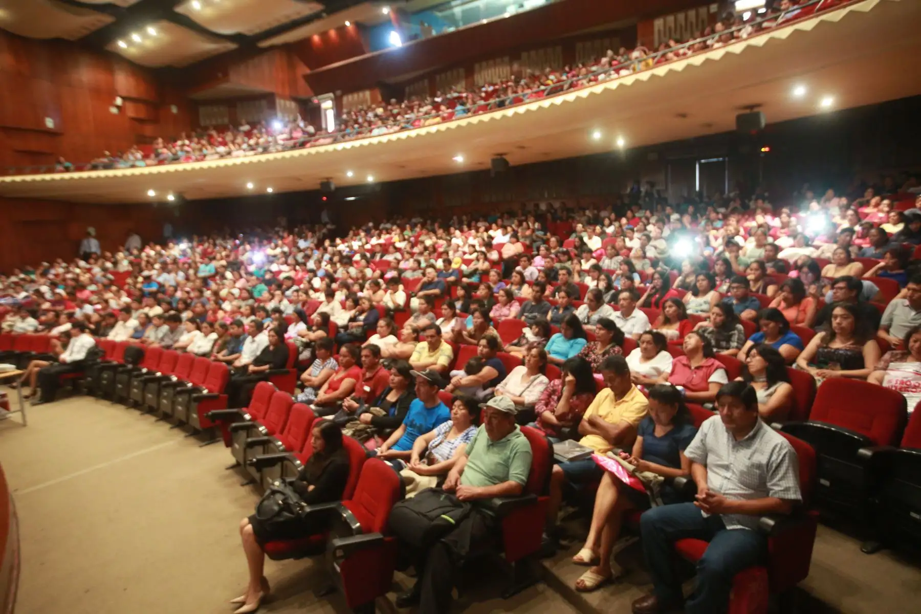 LIMA-PERÚ-FEBRERO-12.Padres y familiares de los 5,820 postulantes que rinden examen de admisión en la modalidad ordinaria, esperan a sus hijos en alrededores de la UNI. Foto: ANDINA/Jhony Laurente
