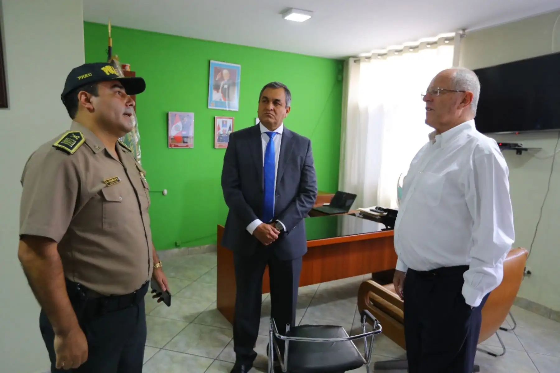 El presidente de la República, Pedro Pablo Kuczynski, supervisó la Comisaría de Canto Rey, en San Juan de Lurigancho, tras el reciente relevo del personal policial. La inspección la realizó acompañado del ministro del Interior, Vicente Romero. Foto: ANDINA/ Prensa Presidencia
