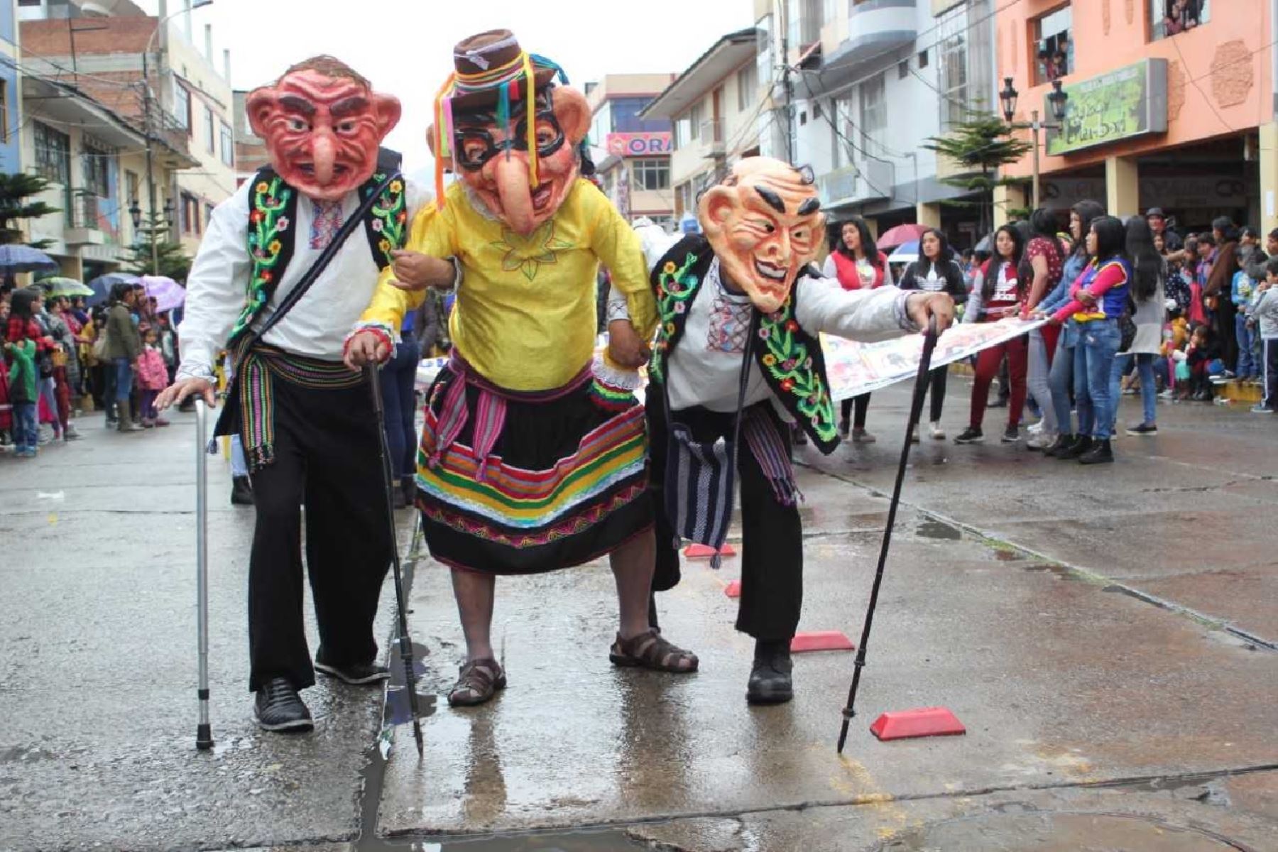 La diversión está asegurada en carnaval huaracino. Las creativas máscaras capta la atención de visitantes nacionales y extranjeros.