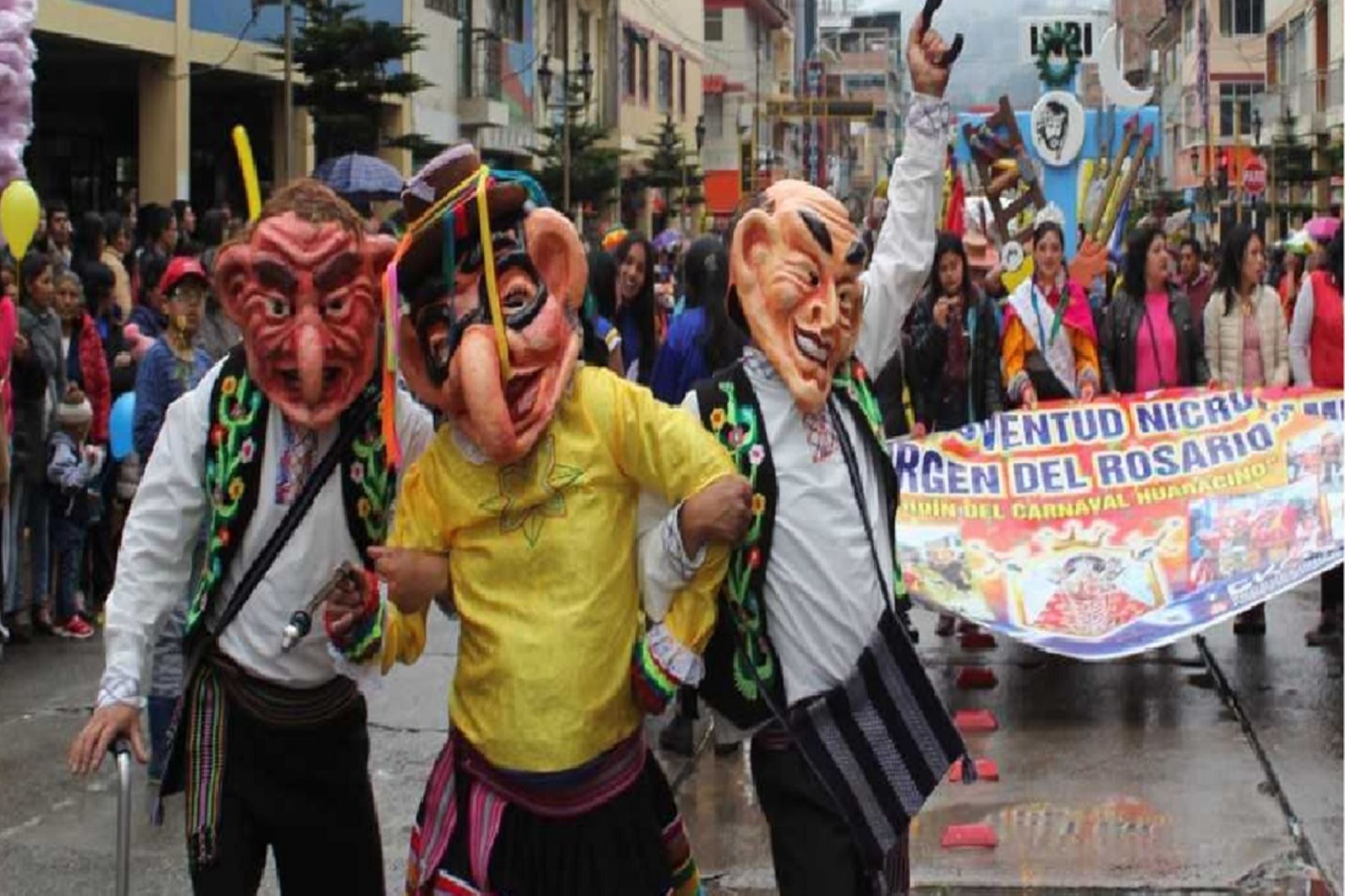 La capital de la región Áncash se apresta a celebrar, en un ambiente de desbordante frenesí y colorido, su icónico Carnaval Huaracino, una de las más multitudinarias celebraciones de su calendario festivo.