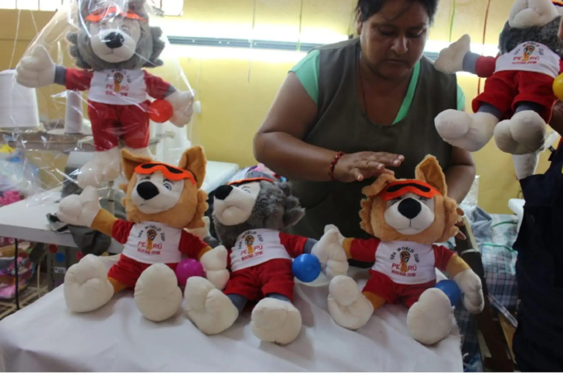Interna de penal de Chorrillos elabora peluche con imagen de mascota del Mundial Rusia 2018. Foto: Andina/Difusión