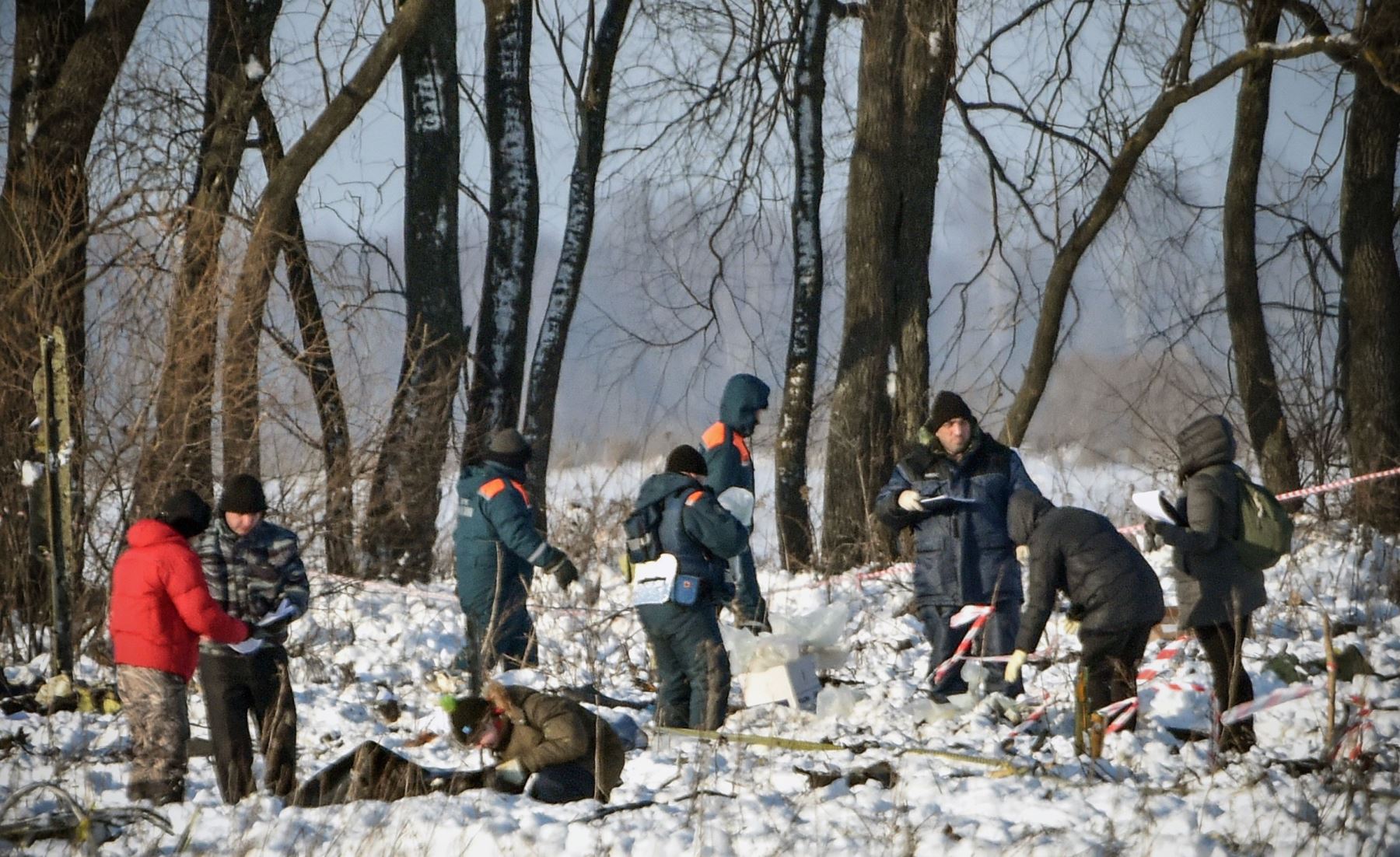 Equipos de rescate en lugar del accidente aéreo en Rusia. Foto: AFP