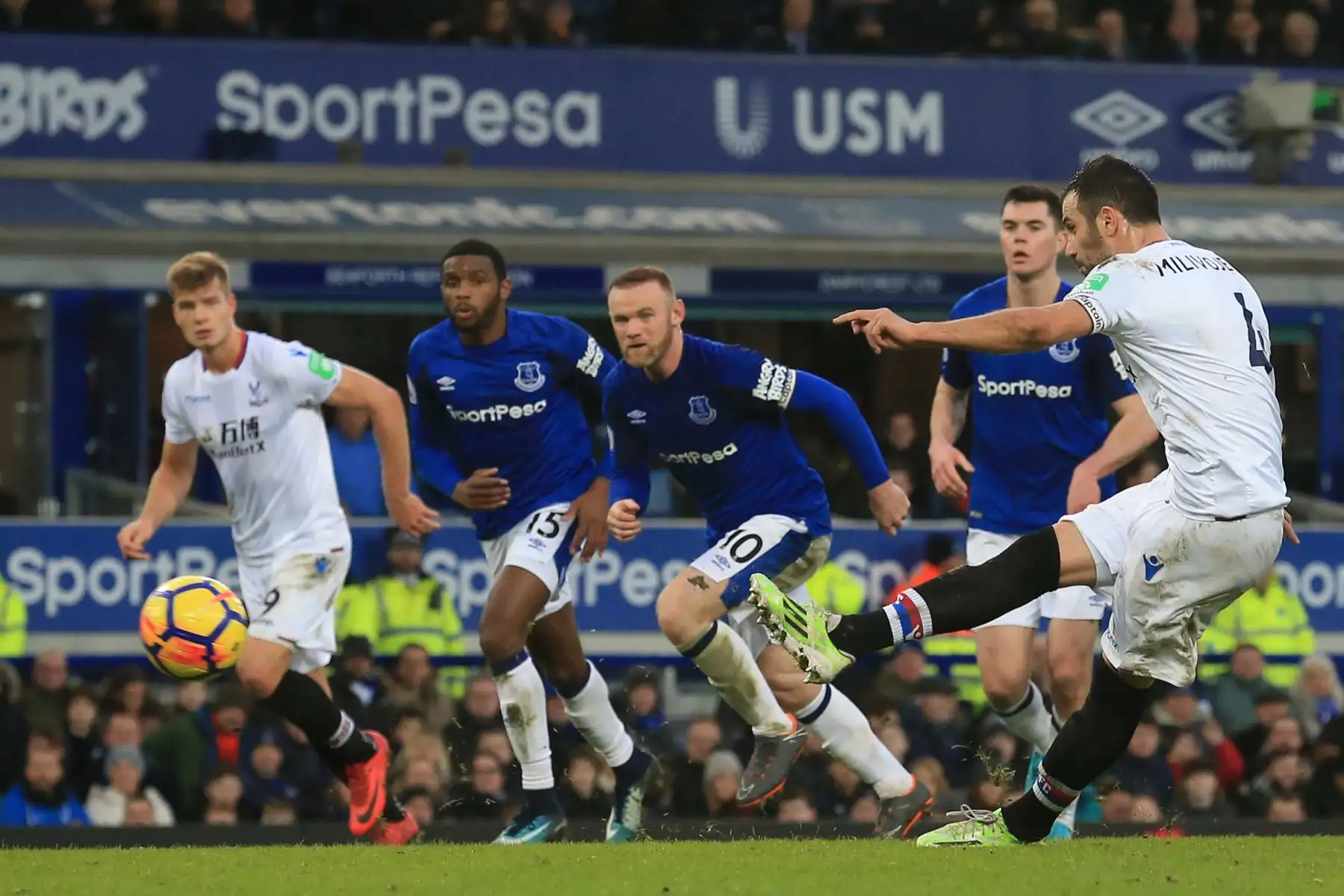 La cifra acumulada en fichajes de verano e invierno de la temporada 2017-18 de las cinco principales ligas europeas (Premier League, Liga española, Serie A italiana, Bundesliga, y Ligue 1 francesa) alcanza también un récord histórico: 5.350 millones de euros (US$ 6,561 millones), un 37% más que la campaña anterior.