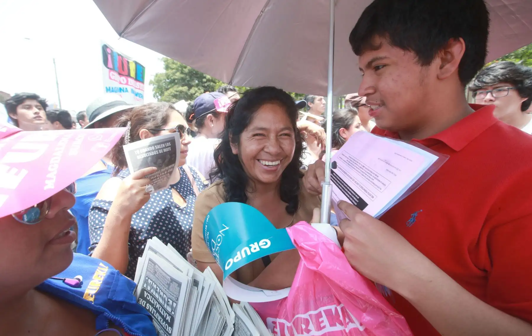 LIMA-PERÚ-FEBRERO-12.Padres y familiares de los 5,820 postulantes que rinden examen de admisión en la modalidad ordinaria, esperan a sus hijos en alrededores de la UNI. Foto: ANDINA/Jhony Laurente
