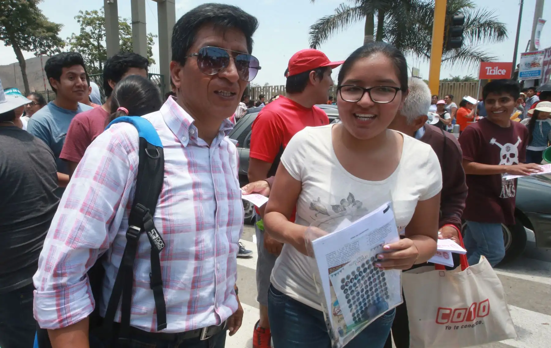 LIMA-PERÚ-FEBRERO-12.Padres y familiares de los 5,820 postulantes que rinden examen de admisión en la modalidad ordinaria, esperan a sus hijos en alrededores de la UNI. Foto: ANDINA/Jhony Laurente