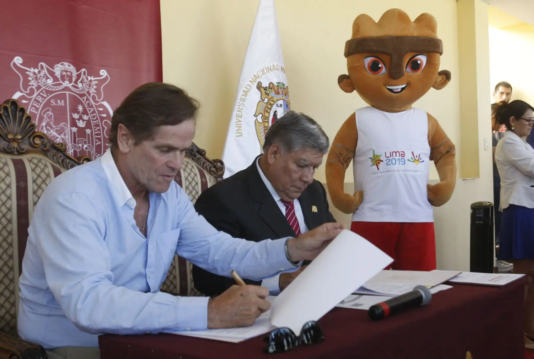 LIMA,PERÚ.FEBRERO 12. El rector UNMSM, Orestes Cachay y el presidente de la  Copal, Carlos Neuhaus firman  convenio para la concesión del Estadio Monumental de San Marcos. Foto: ANDINA/Eddy Ramos.