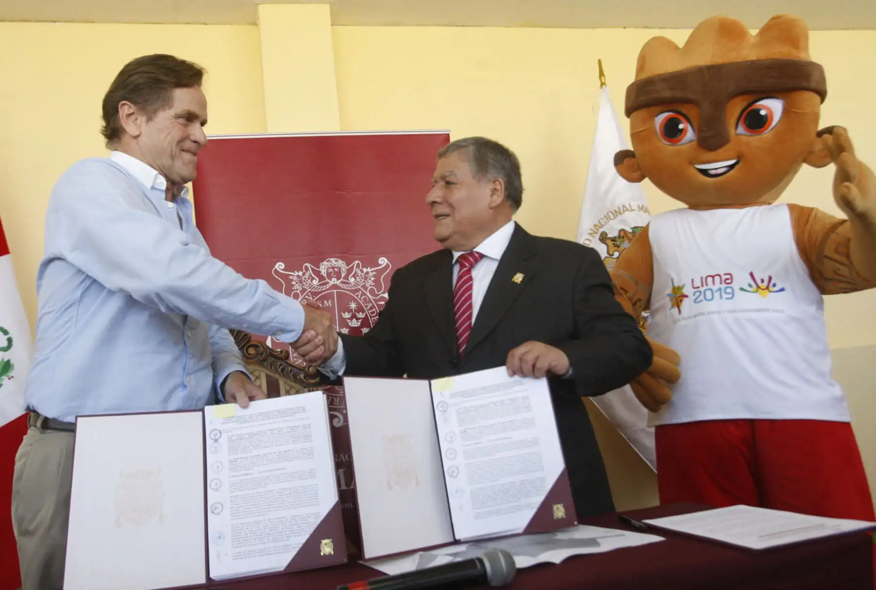 LIMA,PERÚ.FEBRERO 12. El rector UNMSM, Orestes Cachay y el presidente de la  Copal, Carlos Neuhaus firman  convenio para la concesión del Estadio Monumental de San Marcos. Foto: ANDINA/Eddy Ramos.