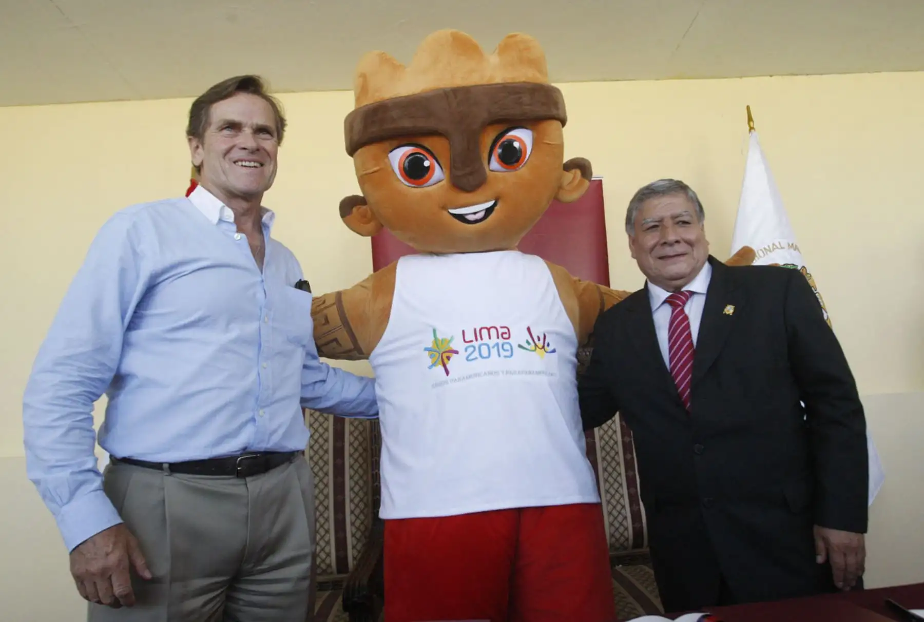 LIMA,PERÚ.FEBRERO 12. El rector UNMSM, Orestes Cachay y el presidente de la  Copal, Carlos Neuhaus firman  convenio para la concesión del Estadio Monumental de San Marcos. Foto: ANDINA/Eddy Ramos.