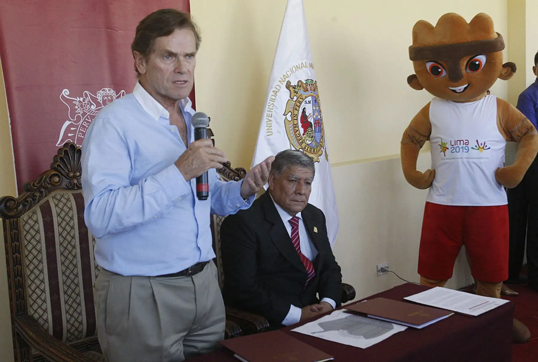 LIMA,PERÚ.FEBRERO 12. El rector UNMSM, Orestes Cachay y el presidente de la  Copal, Carlos Neuhaus firman  convenio para la concesión del Estadio Monumental de San Marcos. Foto: ANDINA/Eddy Ramos.