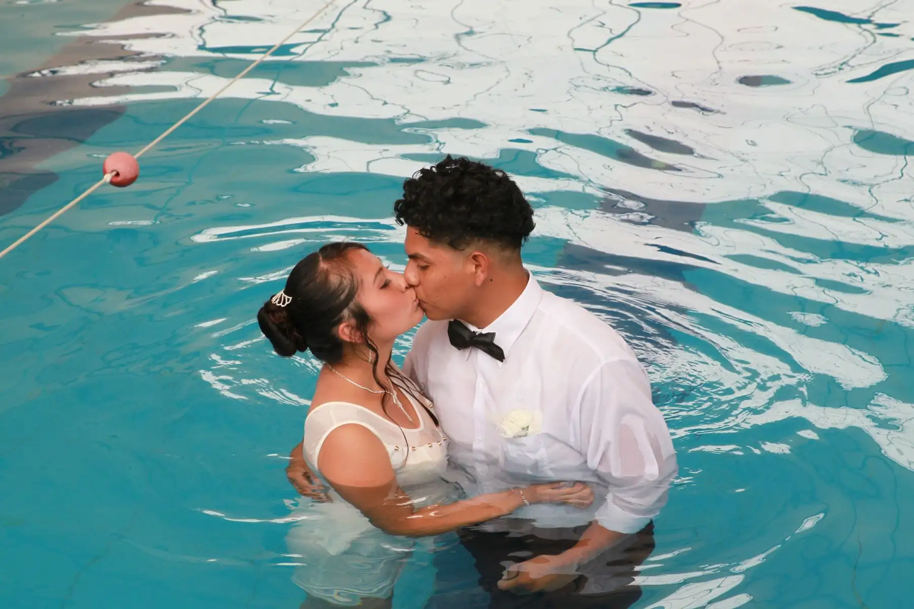 LIMA-PERÚ-FEBRERO-13. Matrimonio Masivo en el Agua. 72 parejas se dieron el sí en una piscina frente al alcalde de Ventanilla Omar Marcos. Foto: ANDINA/Dante Zegarra.