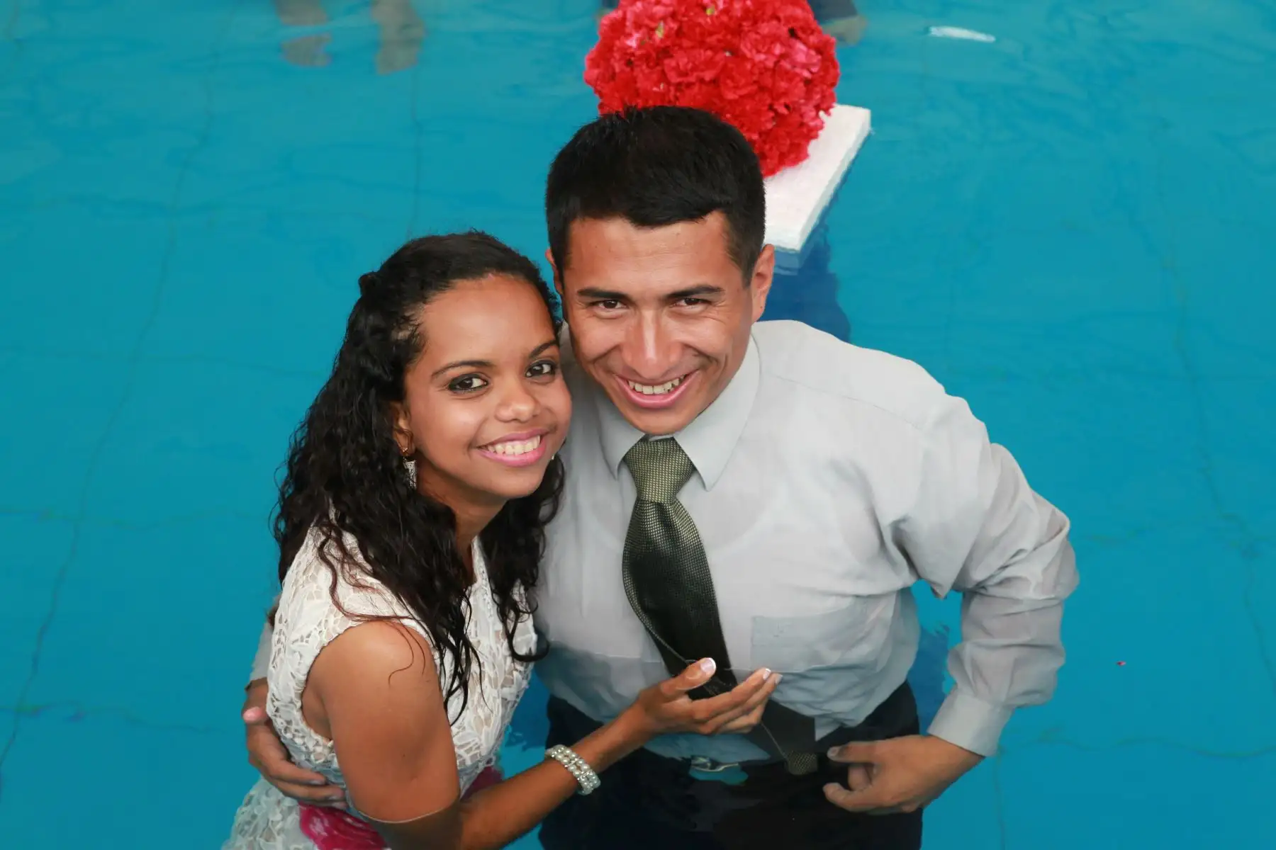 LIMA-PERÚ-FEBRERO-13. Matrimonio Masivo en el Agua. 72 parejas se dieron el sí en una piscina frente al alcalde de Ventanilla Omar Marcos. Foto: ANDINA/Dante Zegarra.