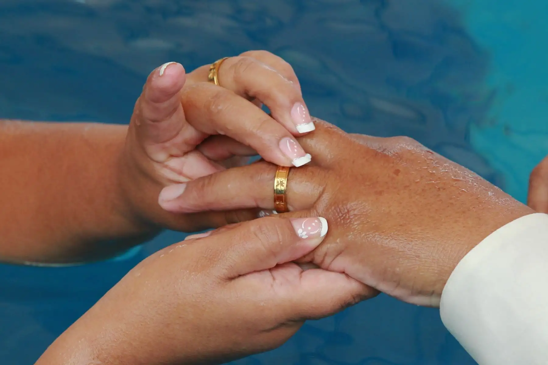 LIMA-PERÚ-FEBRERO-13. Matrimonio Masivo en el Agua. 72 parejas se dieron el sí en una piscina frente al alcalde de Ventanilla Omar Marcos. Foto: ANDINA/Dante Zegarra.