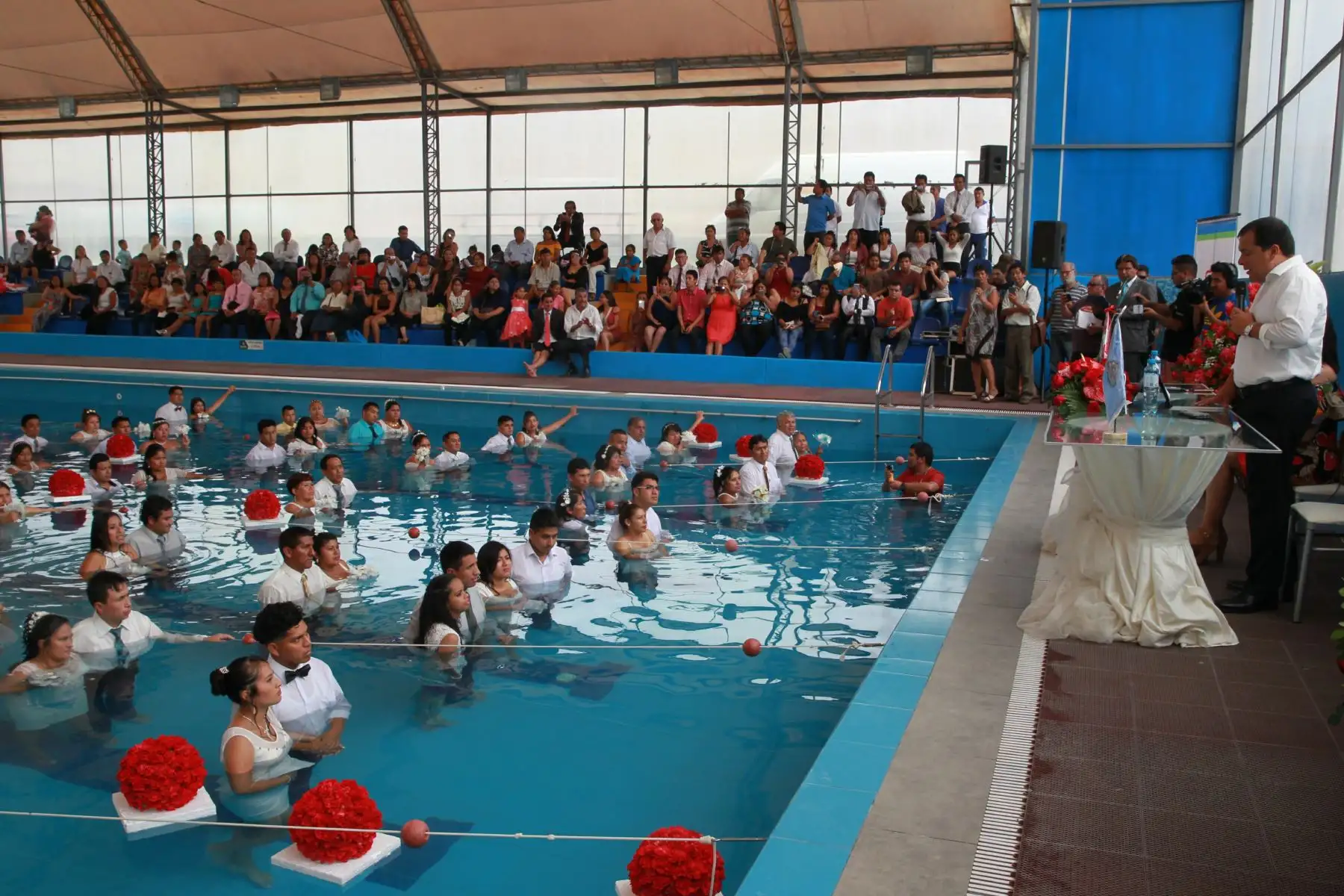 LIMA-PERÚ-FEBRERO-13. Matrimonio Masivo en el Agua. 72 parejas se dieron el sí en una piscina frente al alcalde de Ventanilla Omar Marcos. Foto: ANDINA/Dante Zegarra.