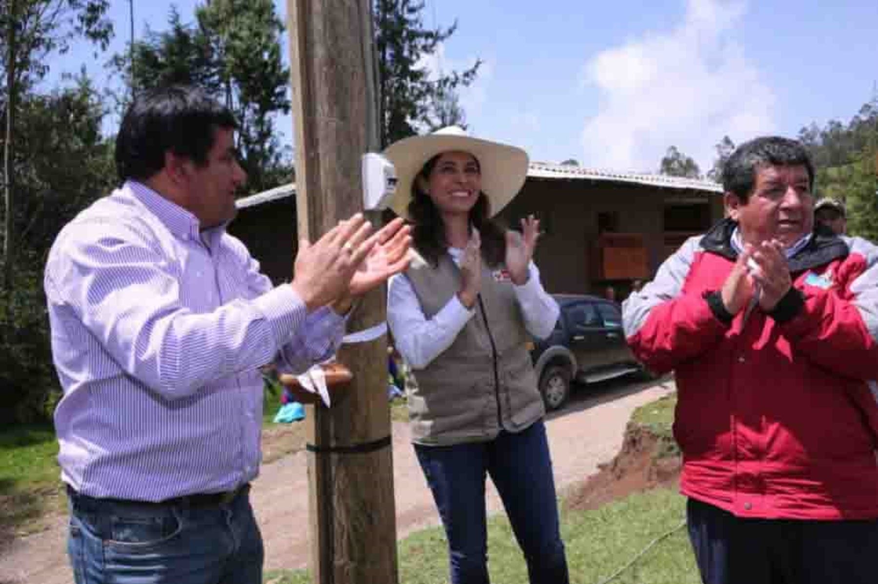 La ministra de Energía y Minas, Ángela Grossheim, inauguró hoy el Sistema Eléctrico Rural Chilete-V Etapa, que beneficiará a 107 localidades de la región Cajamarca, ubicadas en las provincias de San Miguel, San Pablo, Contumaza y Cajamarca.