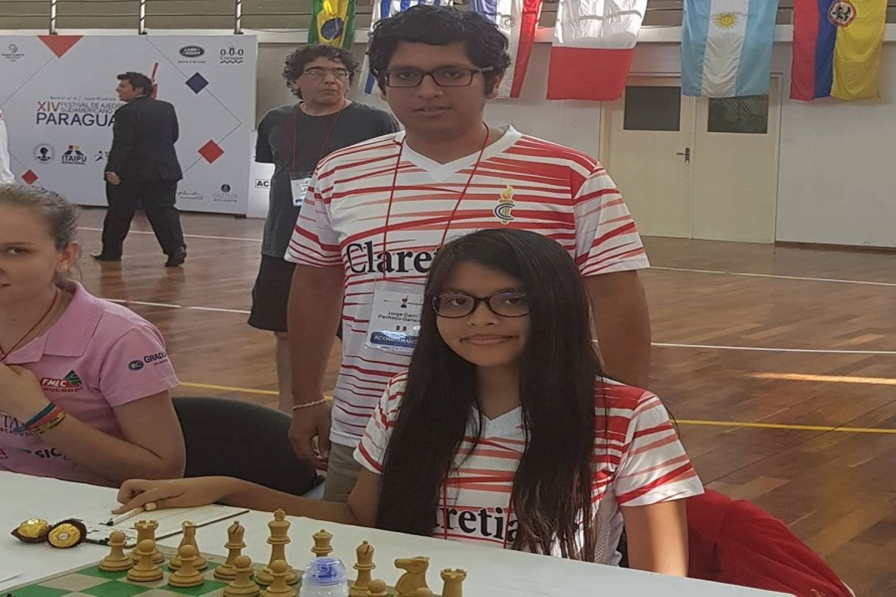 Stephanie Puppi y su entrenador, Garri Pacheco, buscan la consagración en el ajedrez.