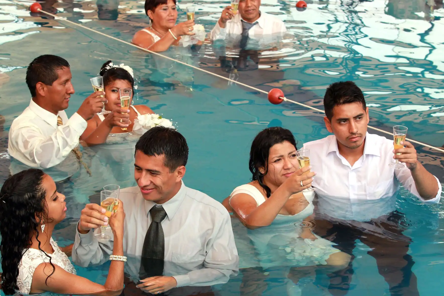 LIMA-PERÚ-FEBRERO-13. Matrimonio Masivo en el Agua. 72 parejas se dieron el sí en una piscina frente al alcalde de Ventanilla Omar Marcos. Foto: ANDINA/Dante Zegarra.
